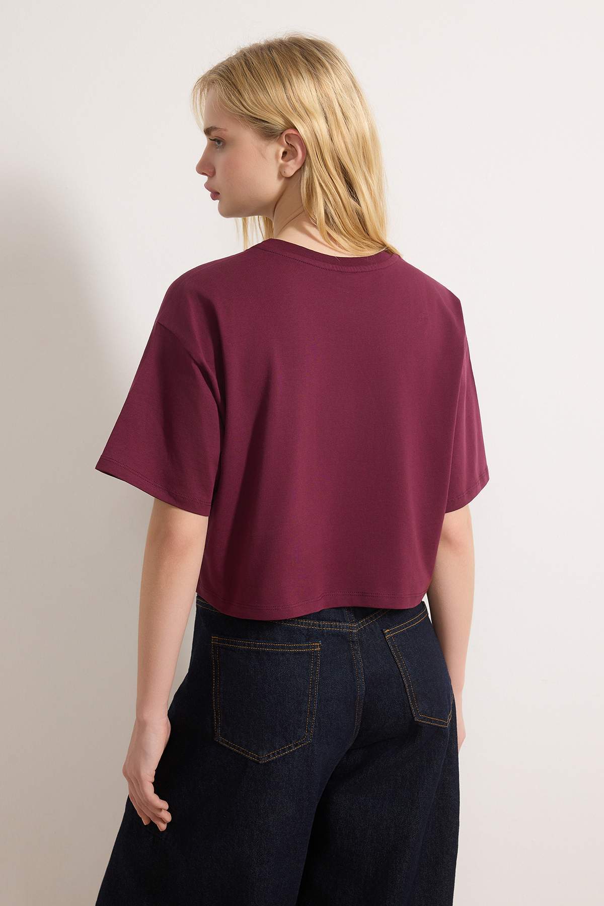 Trendyolmilla  Mürdüm Relaxed/Rahat Kalıp %100 Kalın Pamuklu Crop Örme T-Shirt TWOSS23TS00038 - Görsel 4