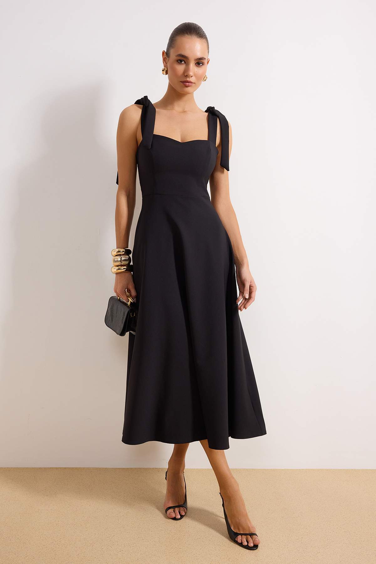 Trendyol Collection Schwarzes A-Linien-Abendkleid mit gewebtem Träger und Sch...