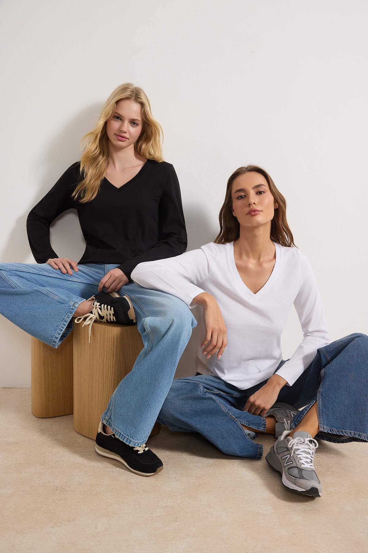 Trendyolmilla  Siyah-Beyaz 2'li Paket %100 Pamuk V Yaka Regular/Normal Kesim Örme T-Shirt TWOAW25TS00002