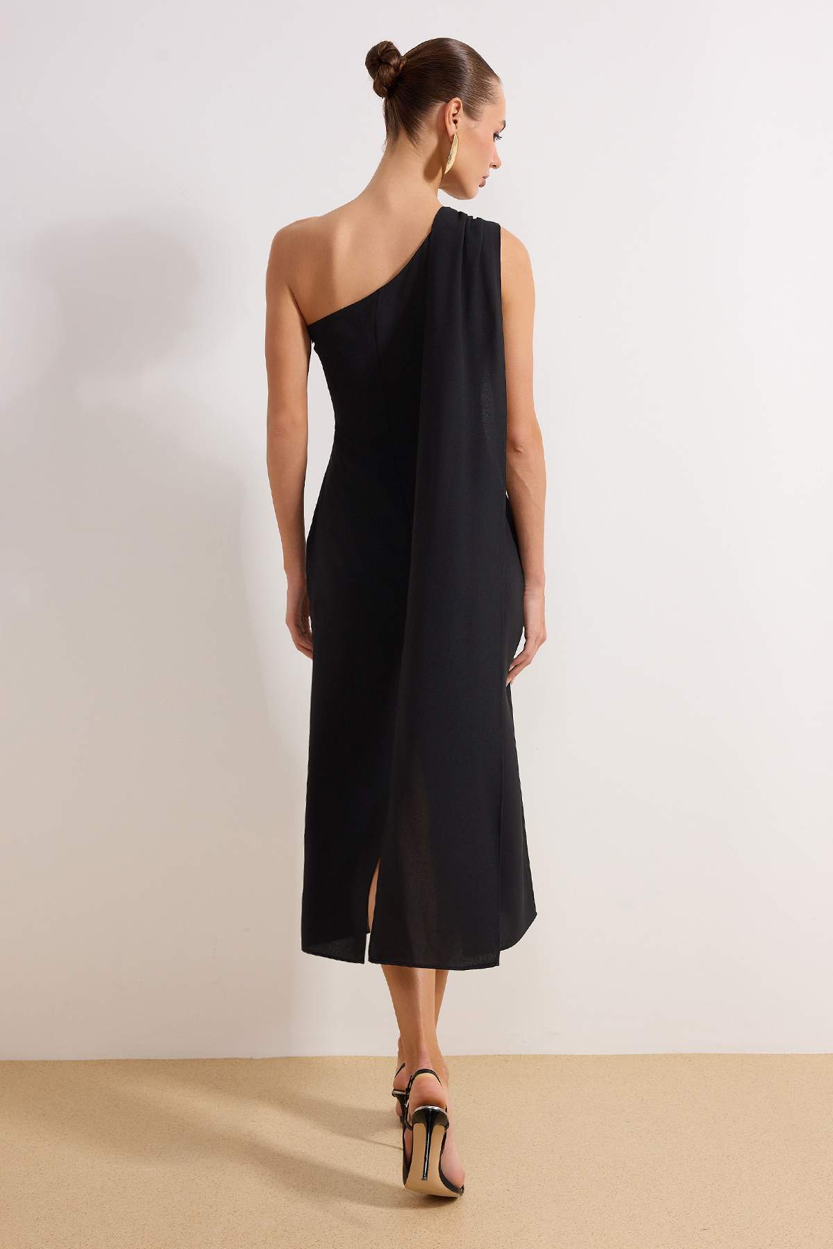 Trendyolmilla  Siyah Düz Aksesuar Detaylı Dokuma Krep Midi Astarlı Şık/Gece Elbise - Görsel 4