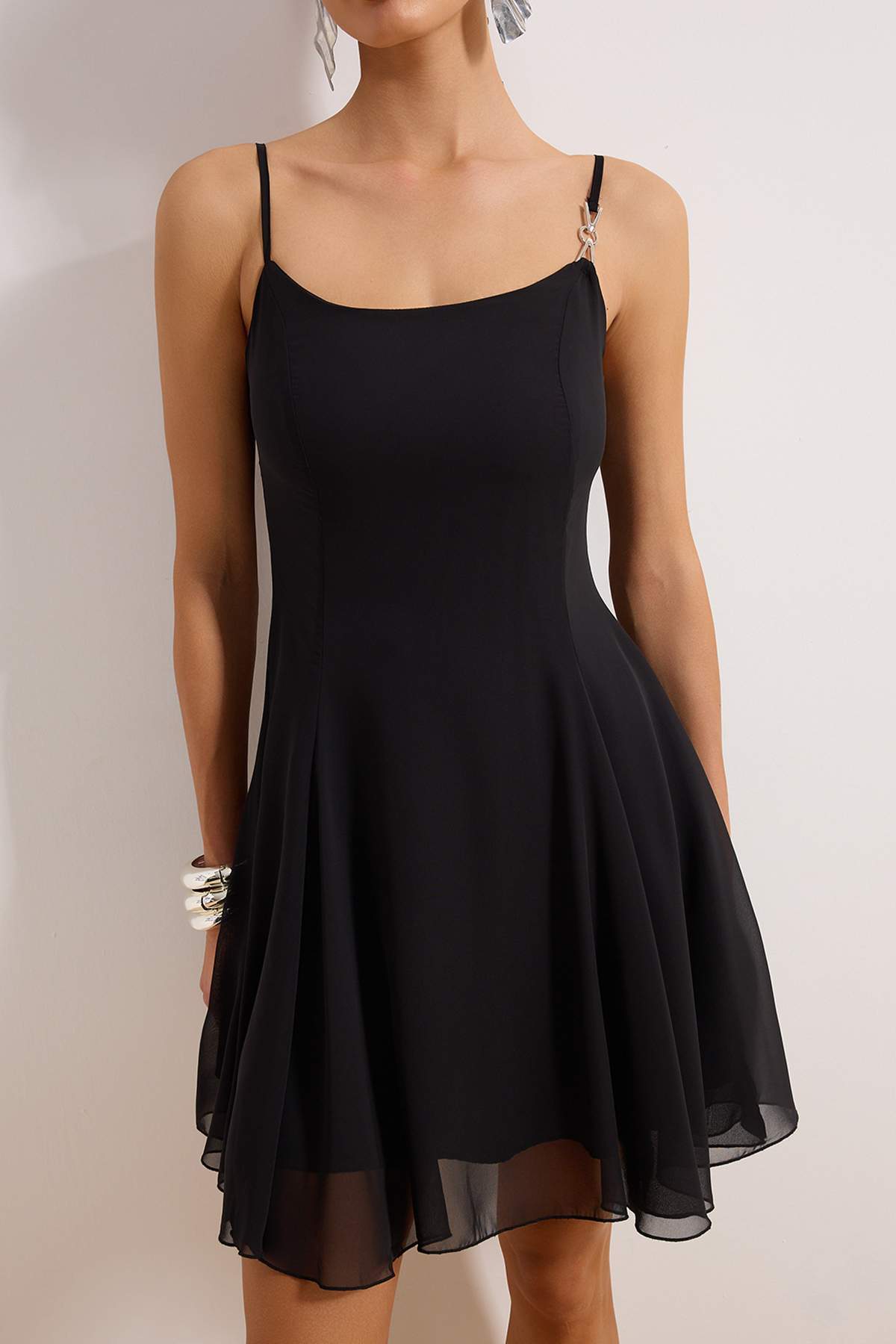 Trendyolmilla  Siyah A-Kesim Aksesuarlı Astarlı Şifon Kısa Abiye Uçuş Uçuş Gece Mezuniyet Elbisesi TPRSS23EL00033 - Görsel 4