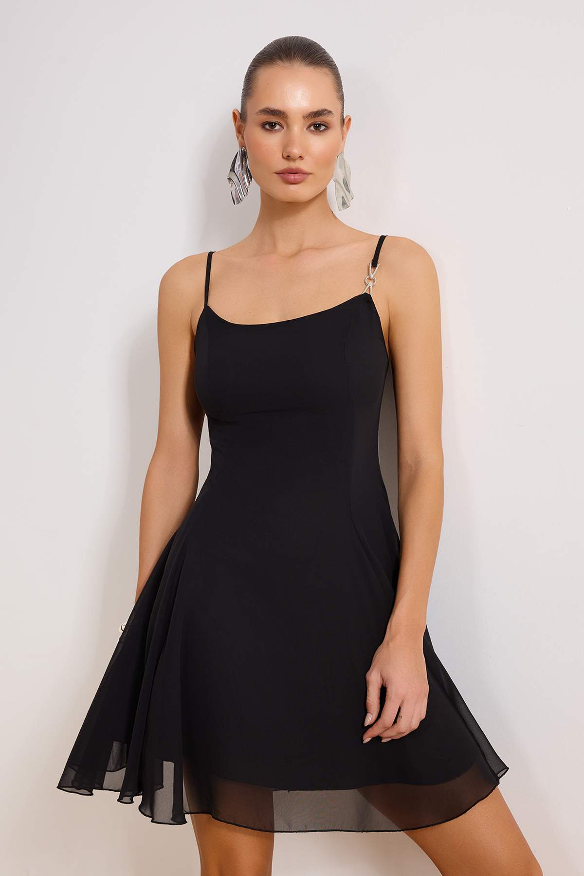 Trendyolmilla  Siyah A-Kesim Aksesuarlı Astarlı Şifon Kısa Abiye Uçuş Uçuş Gece Mezuniyet Elbisesi TPRSS23EL00033 - Görsel 3