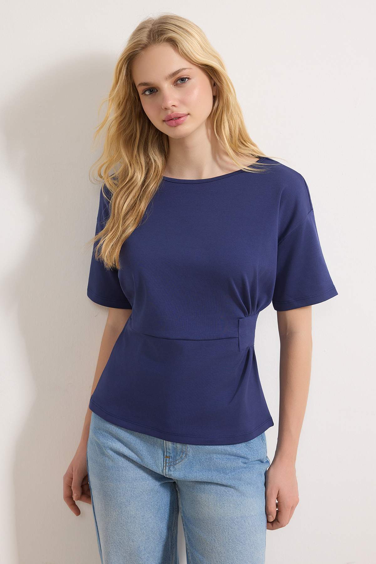Trendyolmilla Lacivert Fitted/Vücuda Oturan Kayık Yaka Düşük Kol Kısa Kollu İnterlok Örme Bluz TWOSS26BZ00193