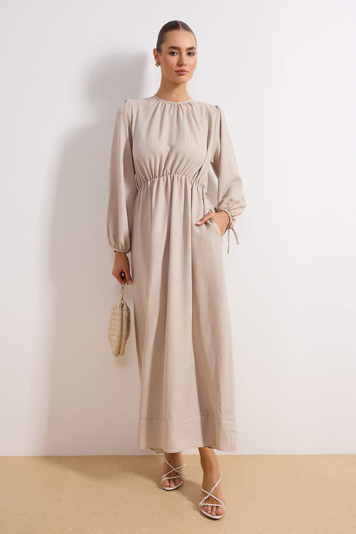 Trendyol Modest Gewebtes Leinenoptik-Kleid mit elastischem Taillenband TCTSS2...