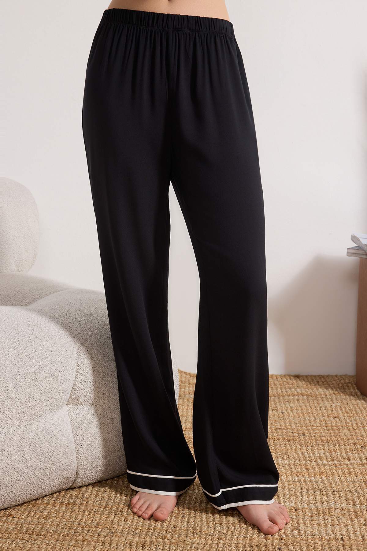 Trendyolmilla  Siyah Biyeli Viskon Dokuma Pijama Takımı THMAW21PT0292 - Görsel 3