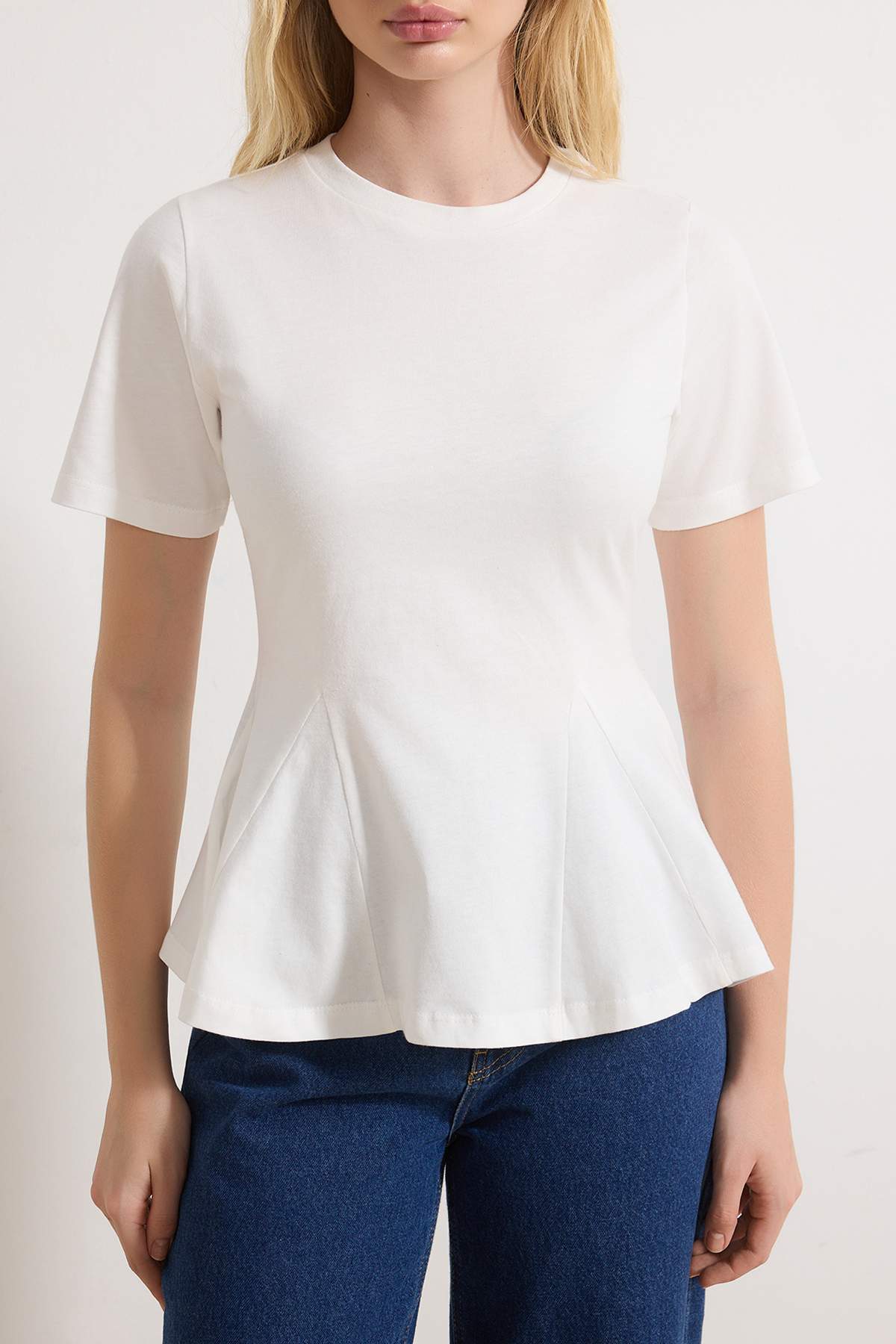 Trendyolmilla  Ekru Düz Peplum Bisiklet Yaka Standart Kol Kısa %100 Pamuk Örme Bluz TWOSS26BZ00028 - Görsel 3