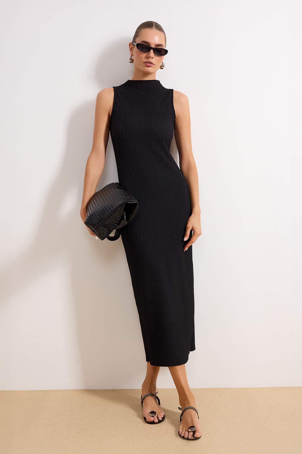 Trendyolmilla  Siyah Dokulu Kumaş Dik Yaka Vücuda Oturan Esnek Maxi Örme Elbise TWOSS25EL00163 - Görsel 2