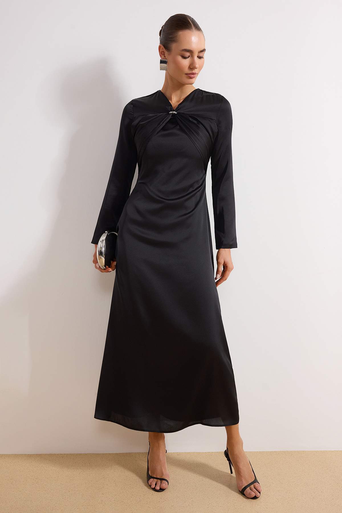 Trendyolmilla Modest Siyah Broş Detaylı Saten A-line Dokuma Tesettür Abiye TCTSS26DB00010