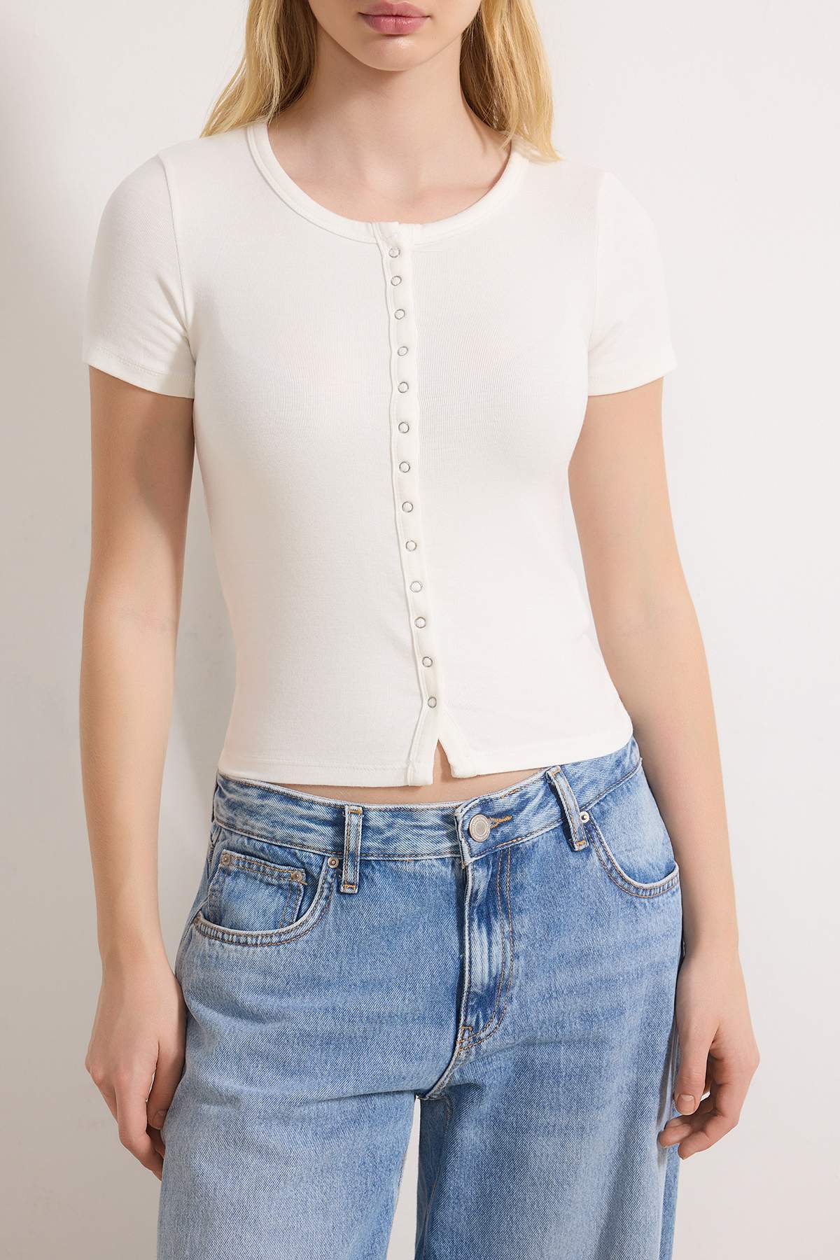 Trendyolmilla  Ekru Düz Fitted Bisiklet Yaka Kısa Volanlı/Fırfırlı Premium Yumuşak Örme Bluz TWOSS26BZ00428 - Görsel 3