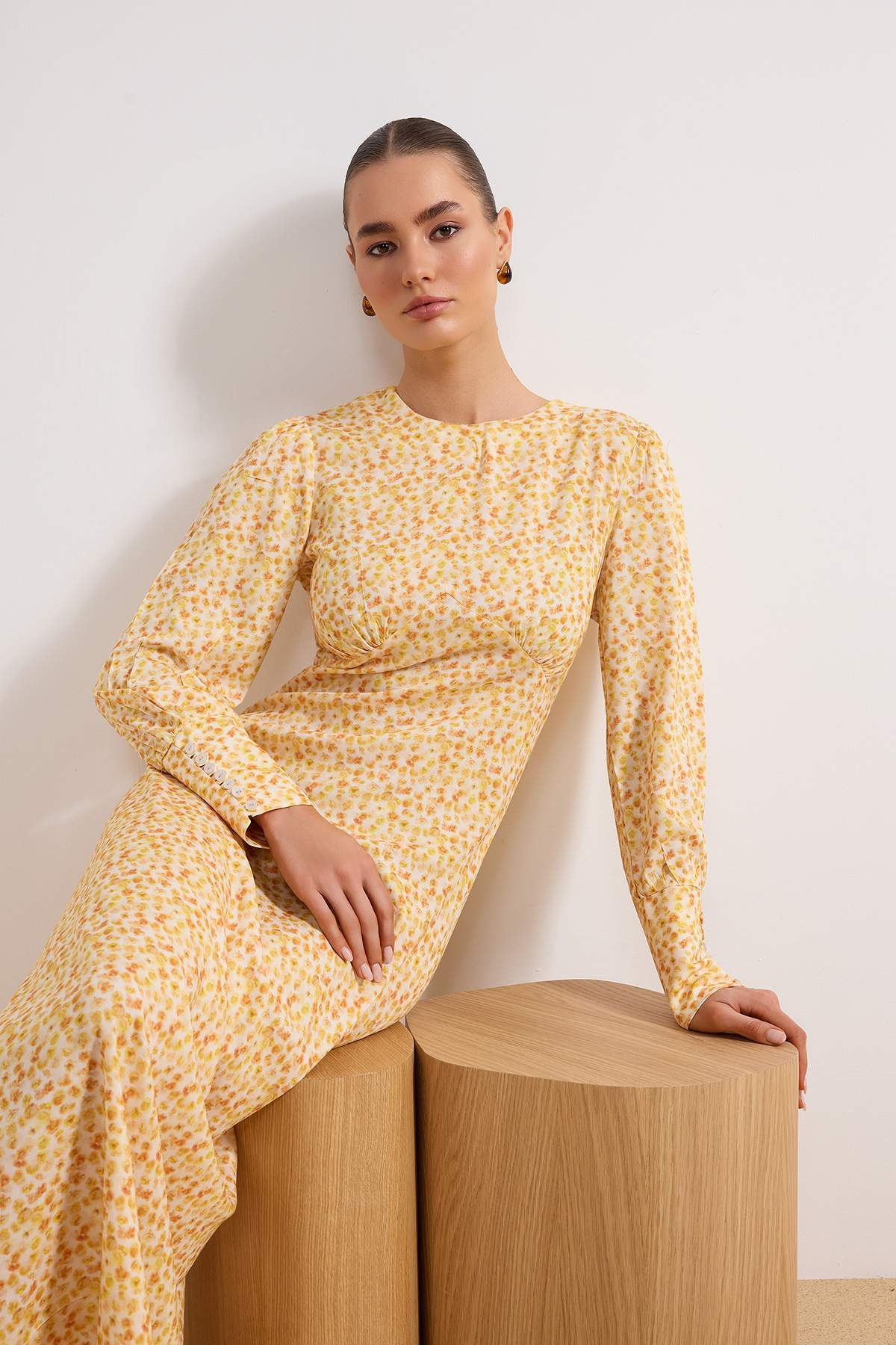 Trendyol Modest Sarı More Nachhaltiges, gewebtes Hijab-Kleid mit Blumenmuster...