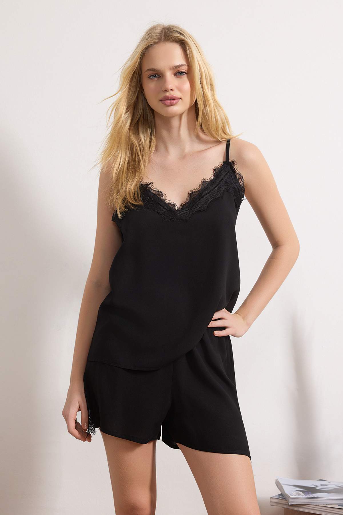 Trendyolmilla  Siyah Dantelli İp Askılı Viskon Şortlu Dokuma Pijama Takımı THMSS20PT0290 - Görsel 2