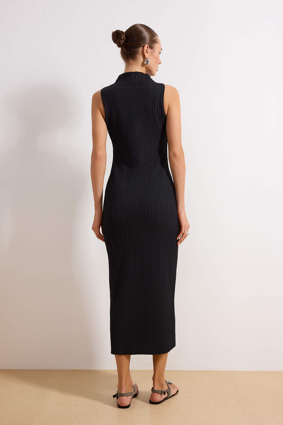 Trendyolmilla  Siyah Dokulu Kumaş Dik Yaka Vücuda Oturan Esnek Maxi Örme Elbise TWOSS25EL00163 - Görsel 4