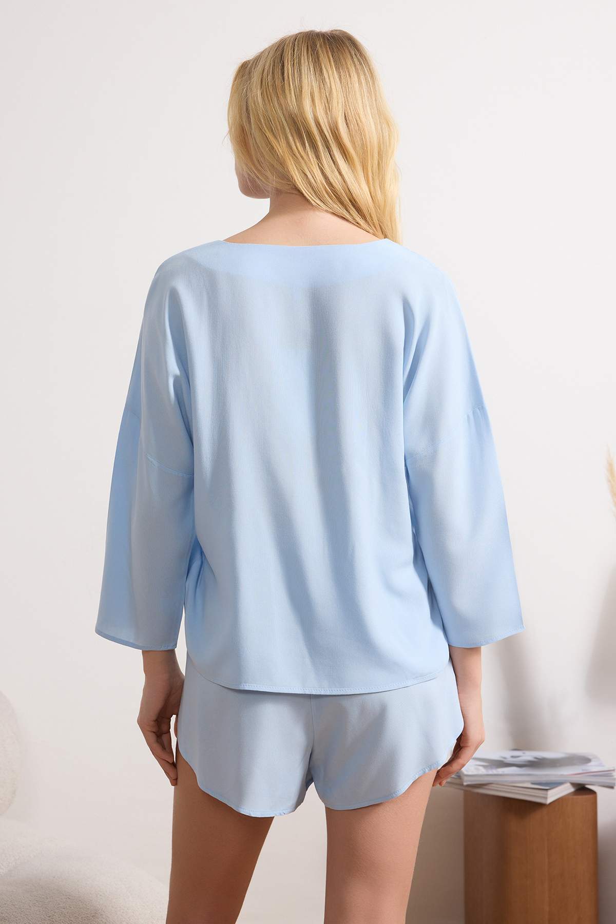 Trendyolmilla  Mavi Bağlamalı/Fiyonklu Viskon Şortlu Dokuma Pijama Takımı THMSS23PT00165 - Görsel 5