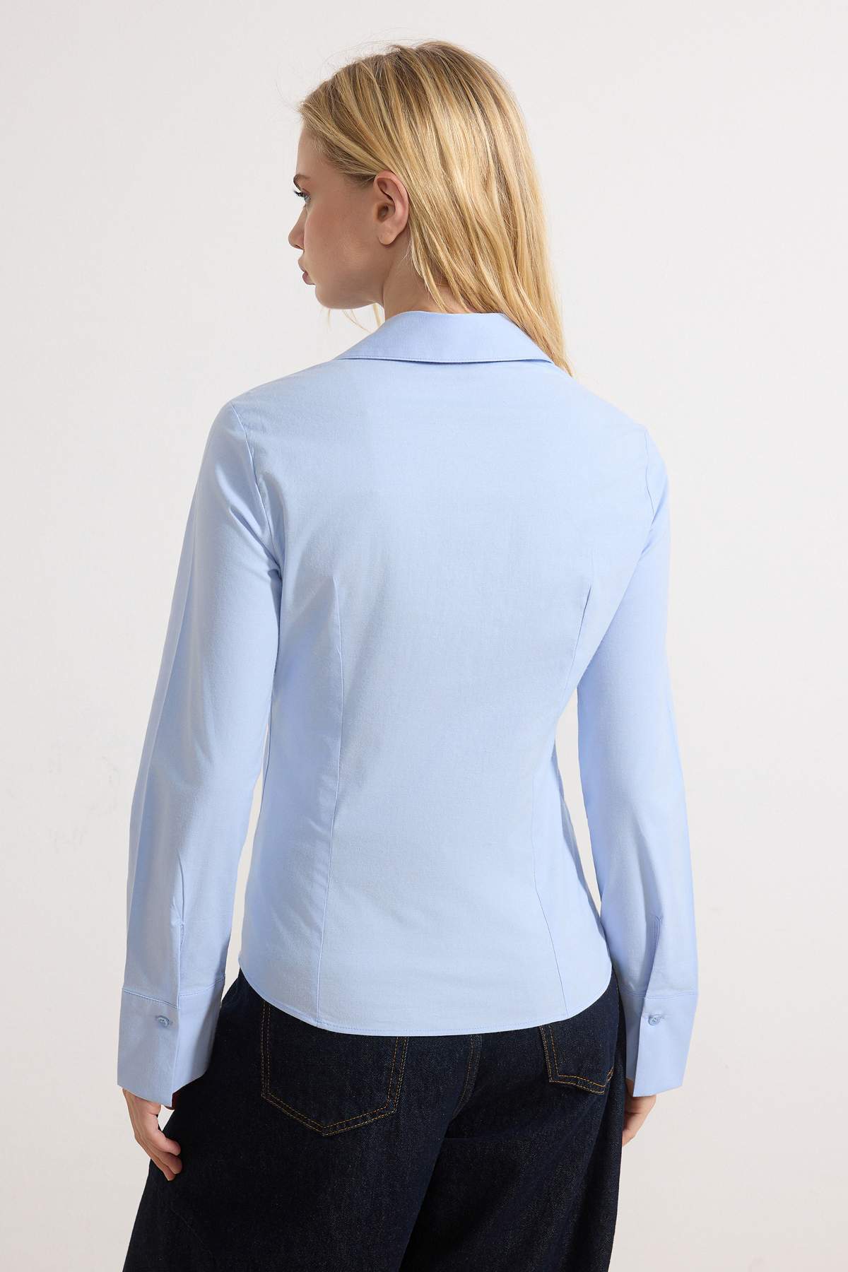 Trendyolmilla  Wardrobe Essentials Açık Mavi Hafif Bele Oturan Pamuklu Dokuma Gömlek TWOAW26GO00022 - Görsel 4