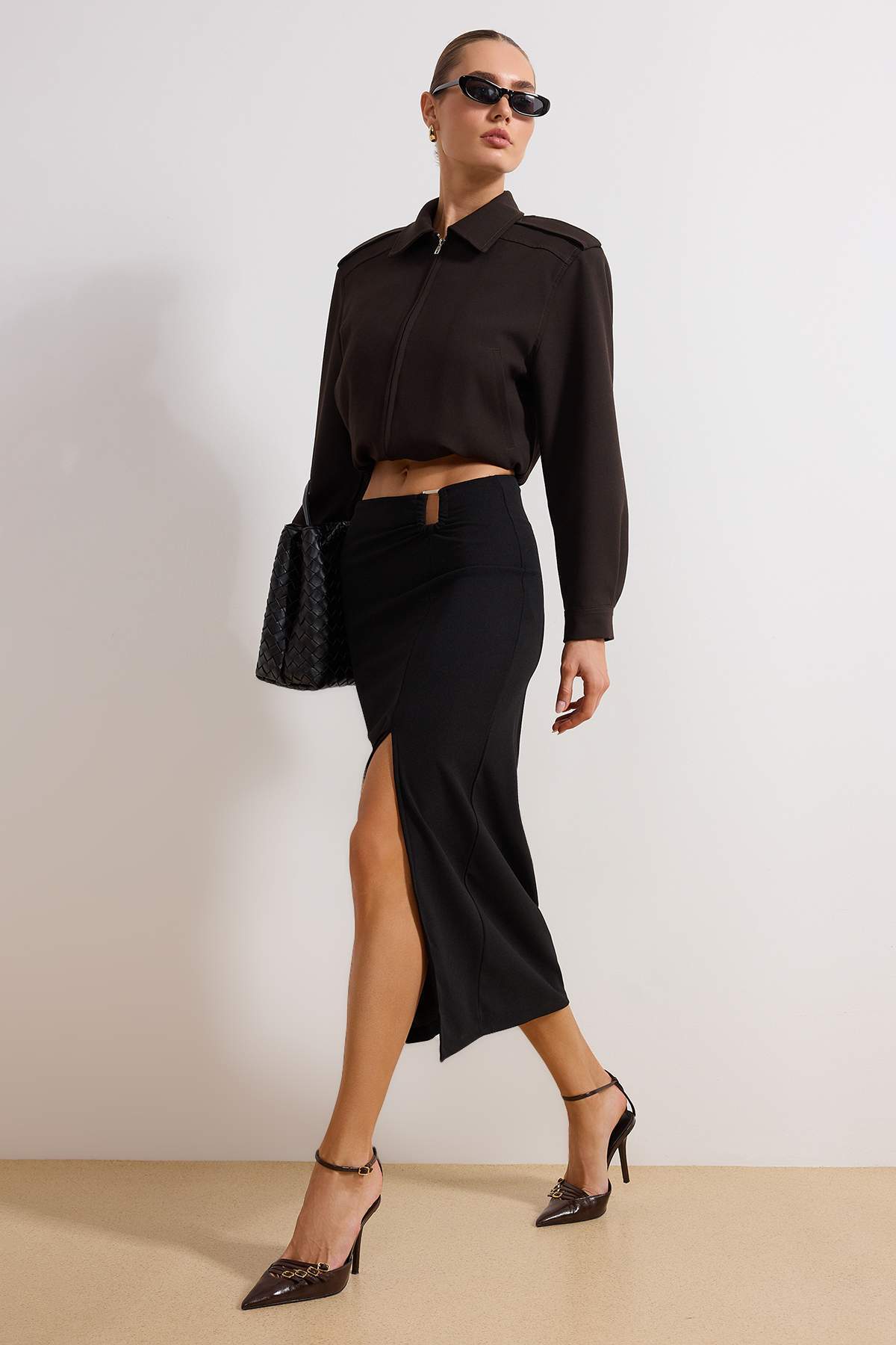 Trendyolmilla  Siyah Krep Tokalı Yırtmaç detaylı Maxi Yüksek Bel Esnek Örme Etek TWOAW24ET00054 - Görsel 2