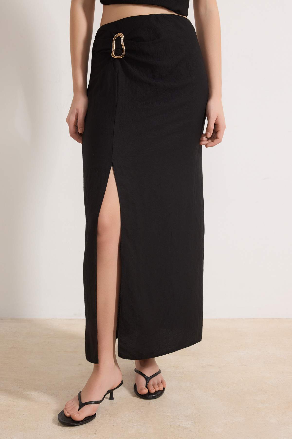 Trendyolmilla  Siyah Aksesuar ve Yırtmaç Detaylı Bluz-Etek Dokuma Alt - Üst Takım TWOSS26AU00034 - Görsel 3