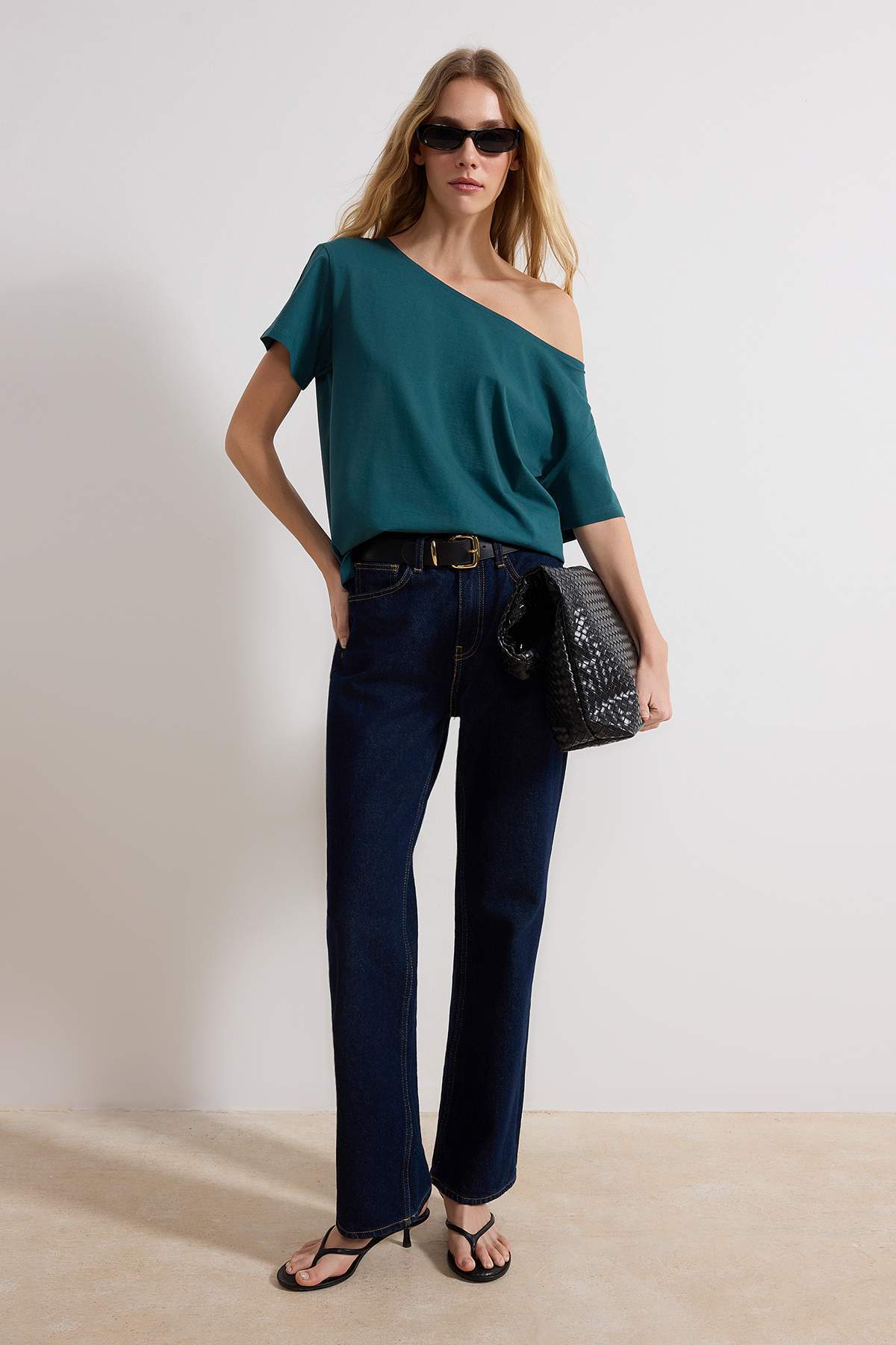 Trendyolmilla  Zümrüt Yeşili %100 Pamuk Oversize/Geniş Kalıp Kayık Yaka Örme T-Shirt TWOSS20TS0140 - Görsel 2