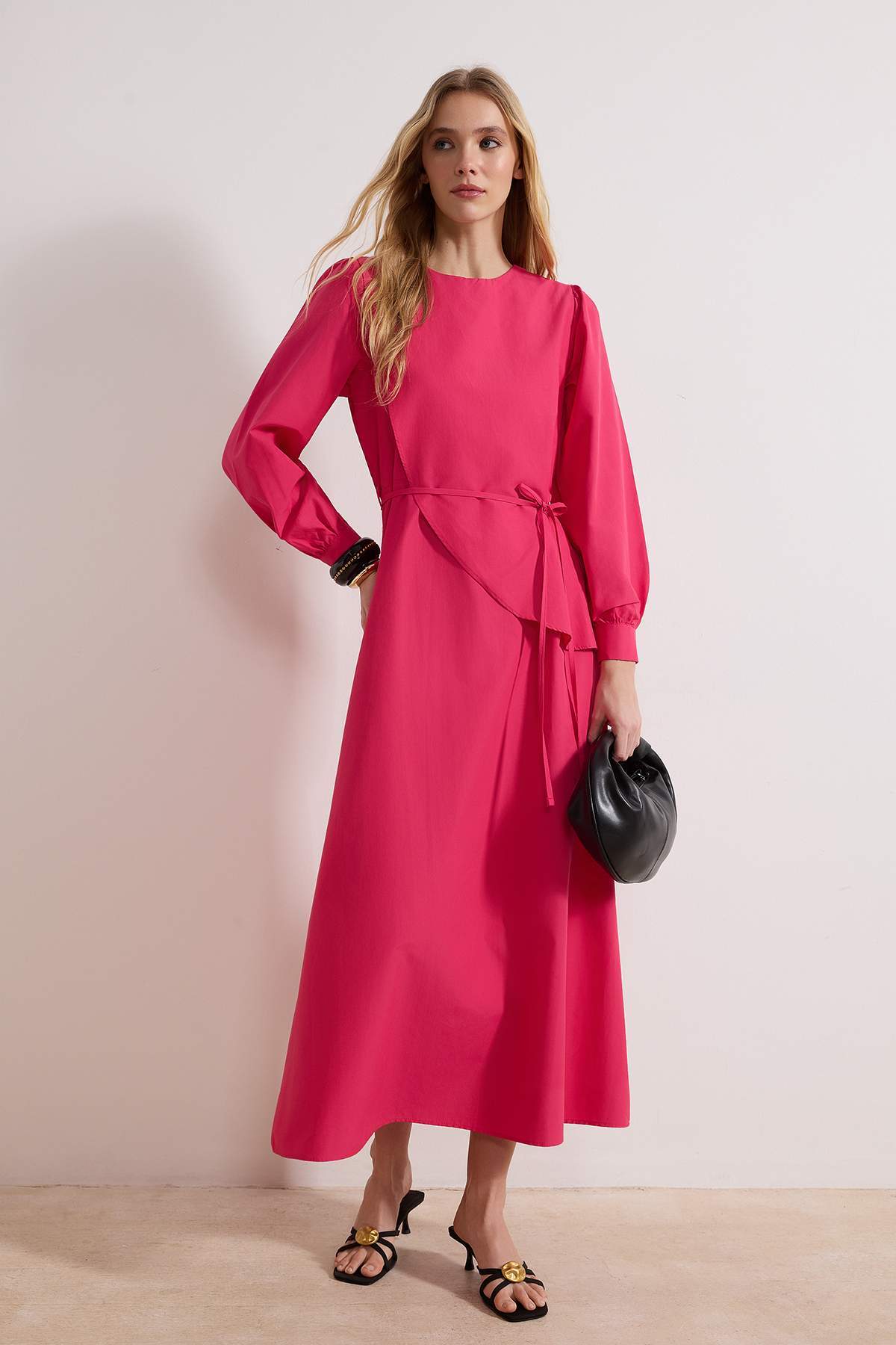 Trendyol Modest Fuchsiafarbenes gewebtes Baumwollkleid – mit Gürtel und Schei...