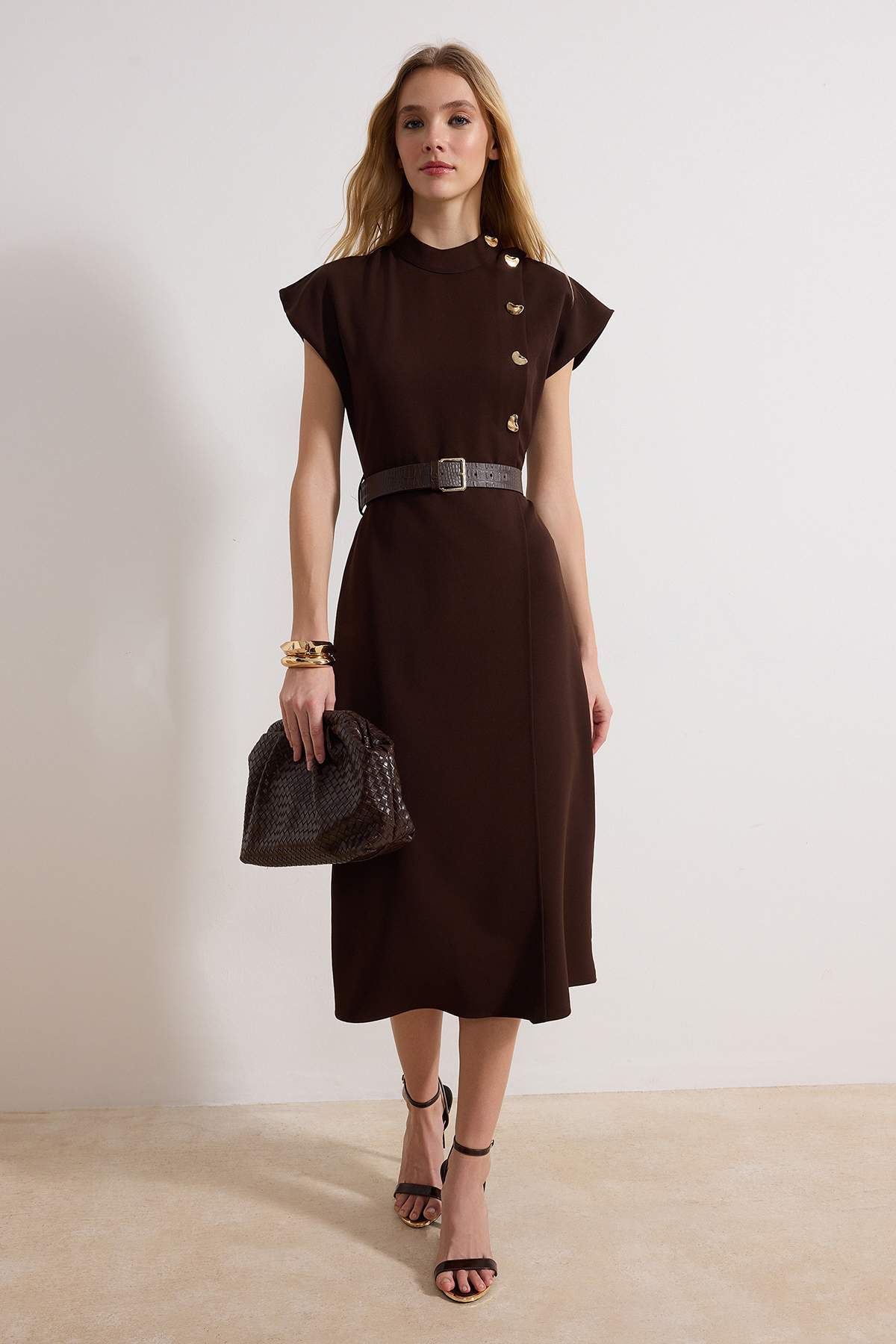 Trendyol Collection Braunes, gewebtes, gerades Midi-Kleid mit Gürtel TWOSS26E...