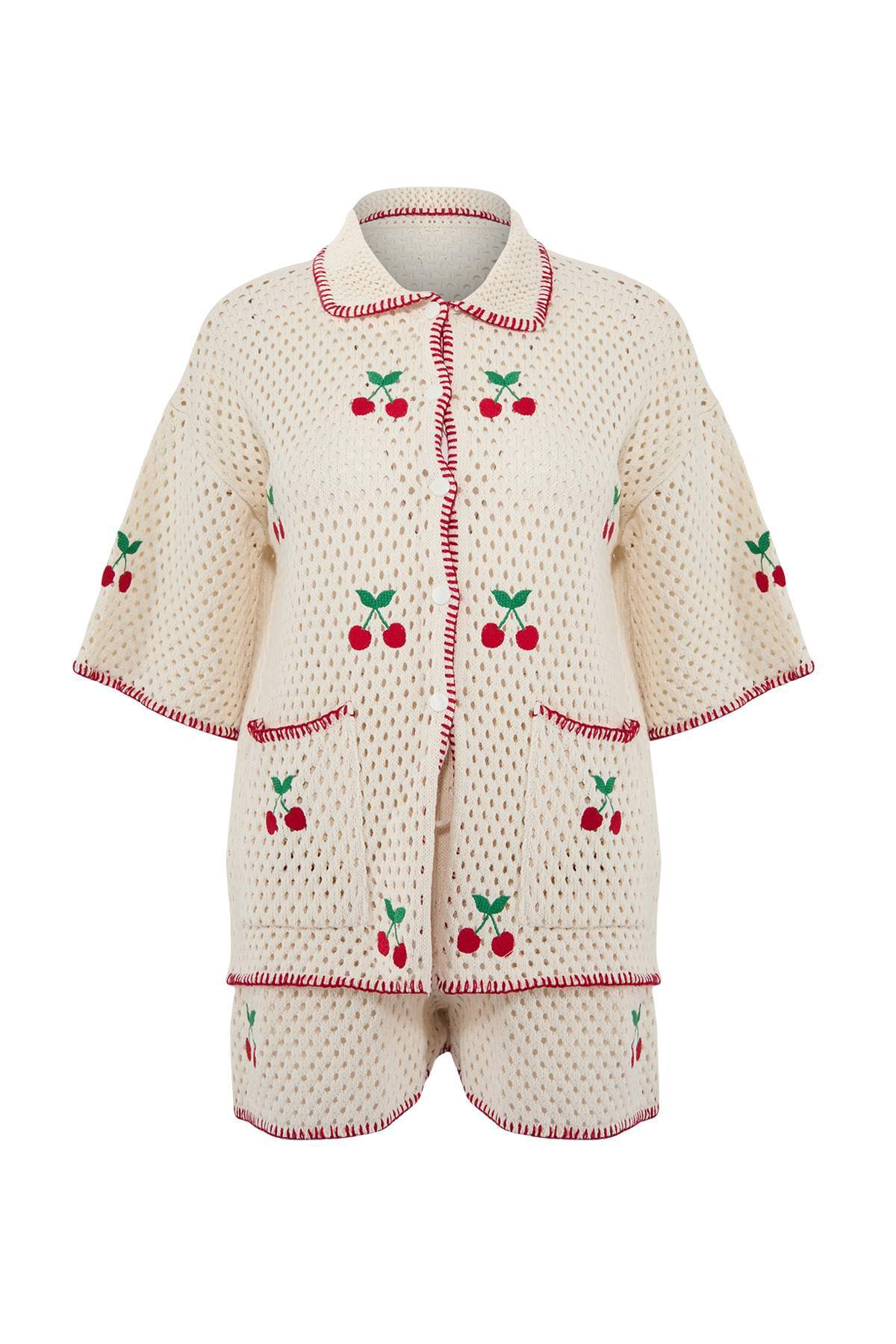 Trendyol Collection Ecru Triko Oversize-Strandhemd-Shorts-Set mit Kirschmotiv...