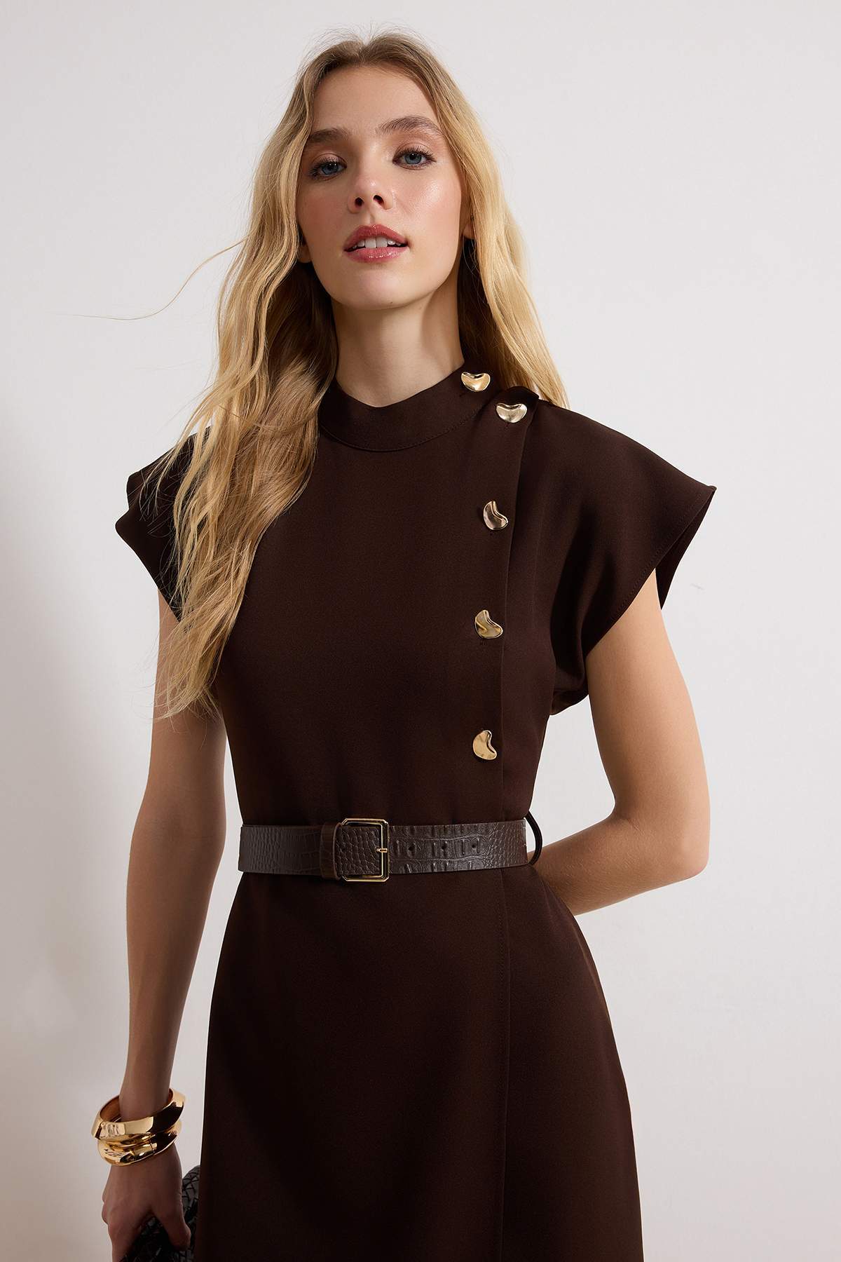 Trendyolmilla  Kahverengi Kemerli Düğme Detaylı Midi Dokuma Elbise TWOSS26EL00121 - Görsel 2