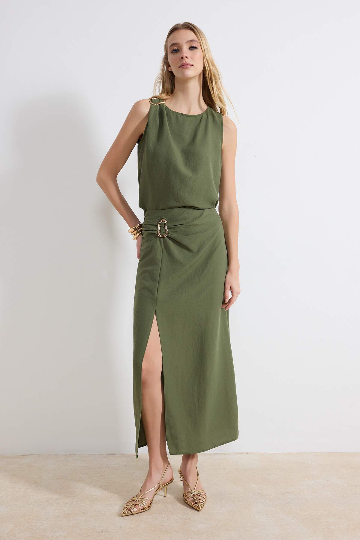 Trendyolmilla  Yeşil Aksesuar ve Yırtmaç Detaylı Bluz-Etek Dokuma Alt - Üst Takım TWOSS26AU00034