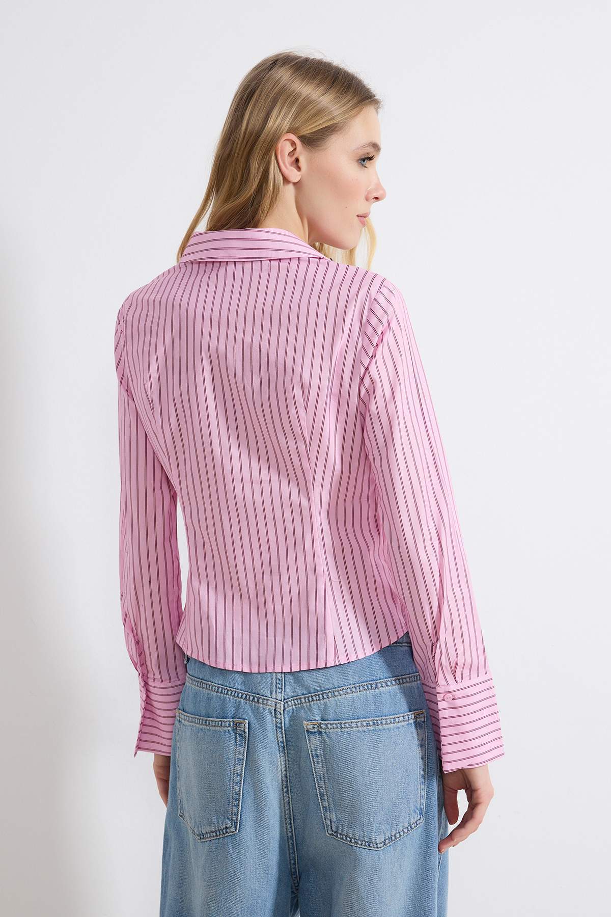 Trendyolmilla  Pembe Çizgili Hafif Bele Oturan Gömlek TWOSS26GO00056 - Görsel 4