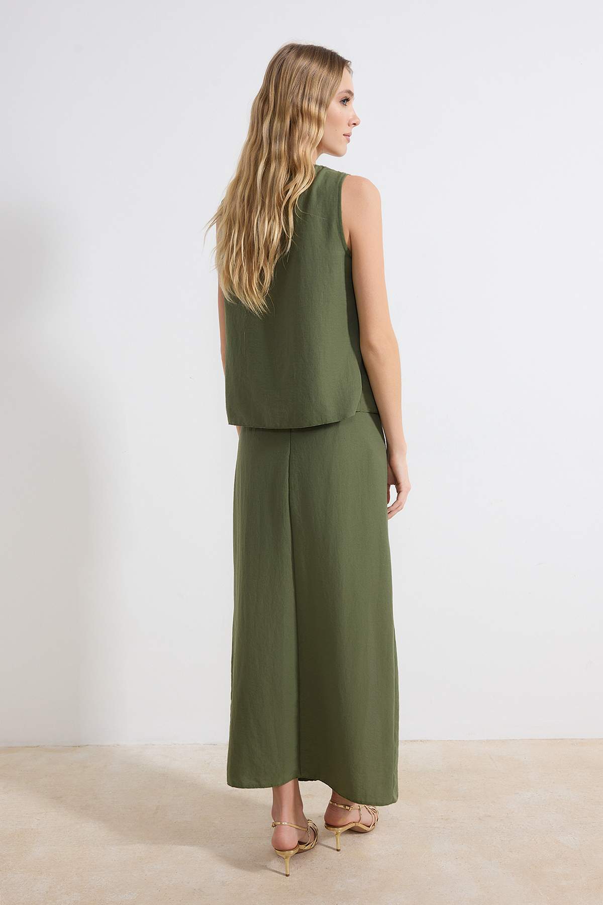 Trendyolmilla  Yeşil Aksesuar ve Yırtmaç Detaylı Bluz-Etek Dokuma Alt - Üst Takım TWOSS26AU00034 - Görsel 4