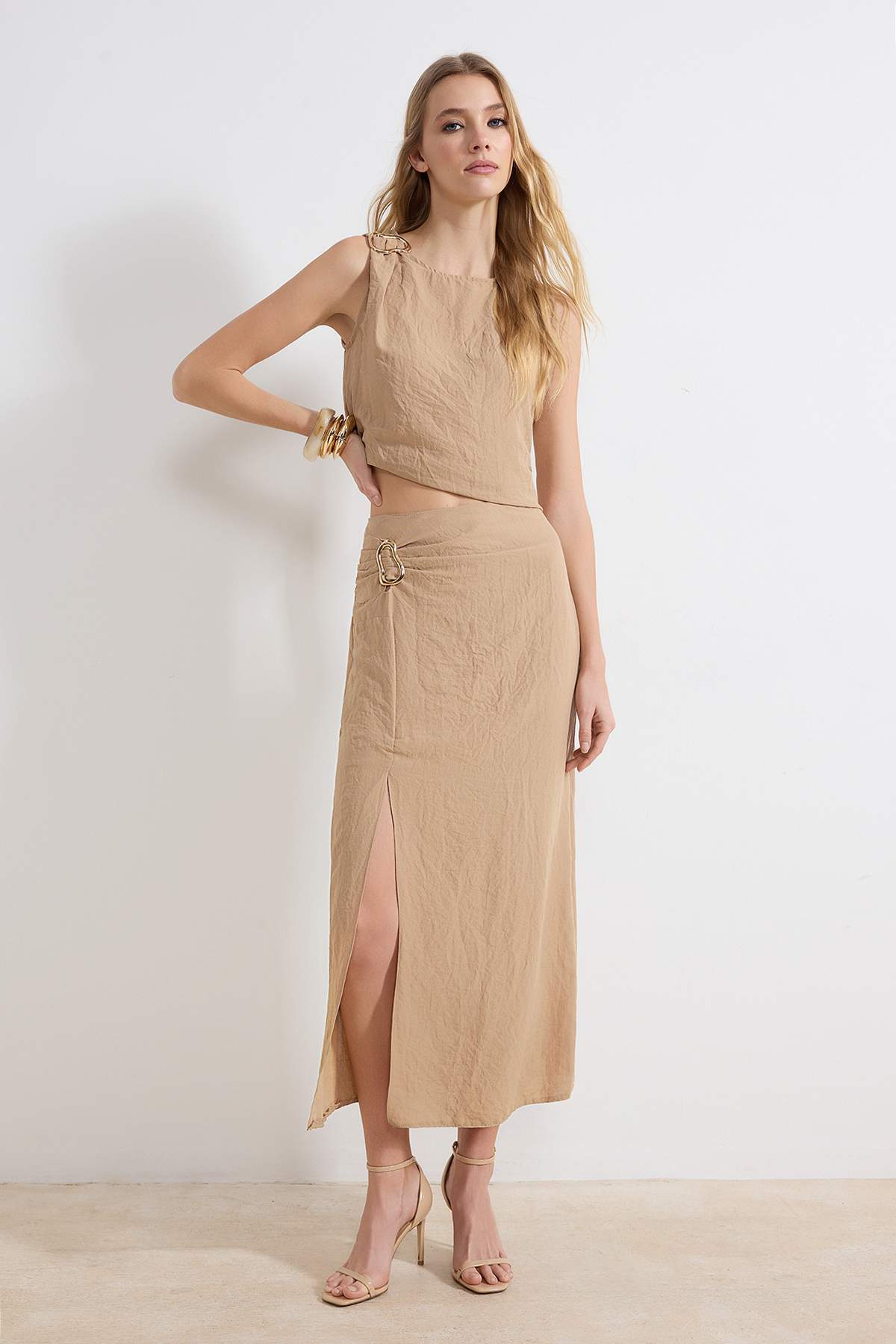 Trendyolmilla  Bej Aksesuar ve Yırtmaç Detaylı Bluz-Etek Dokuma Alt - Üst Takım TWOSS26AU00034 - Görsel 2