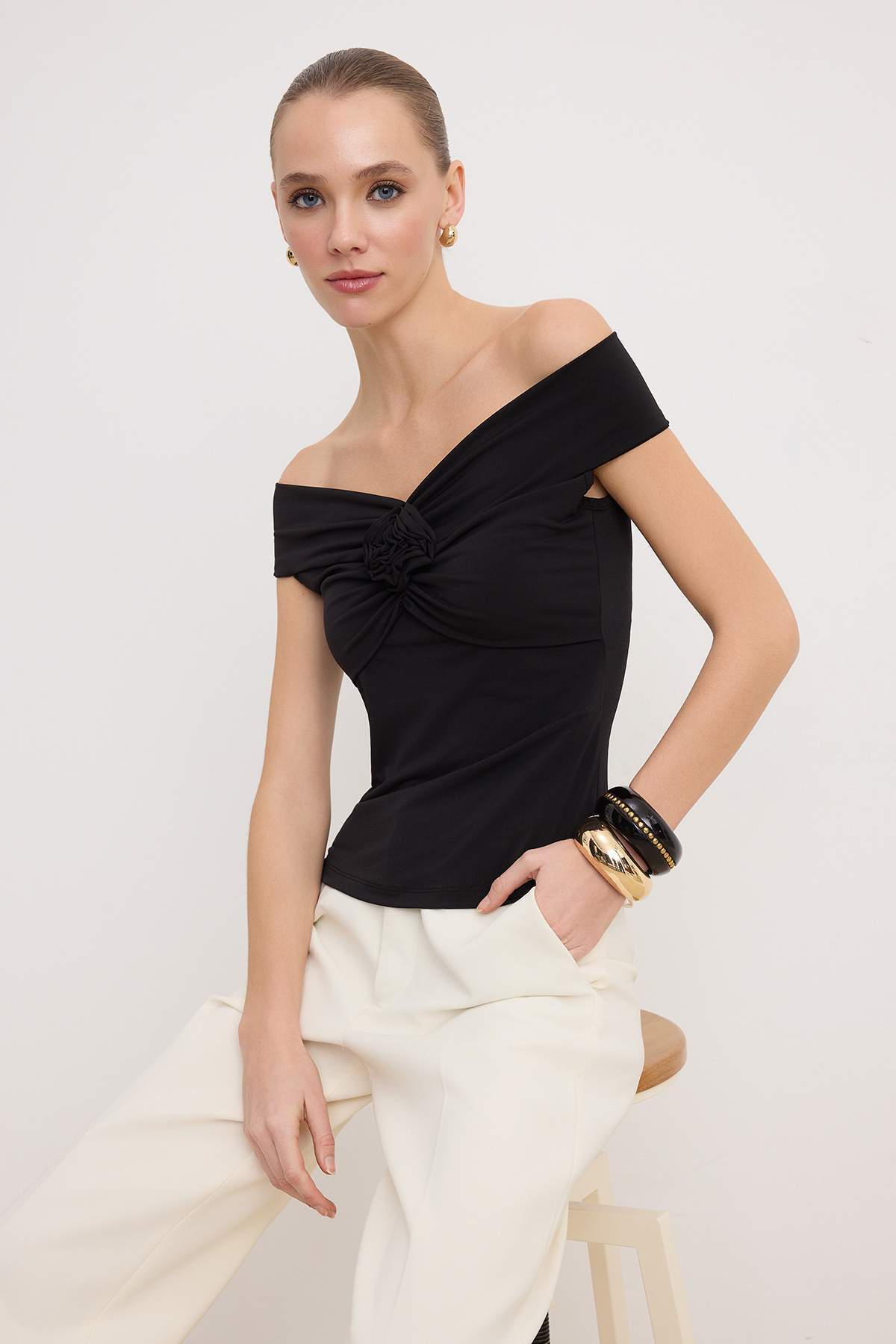 Trendyolmilla Siyah Gül Detaylı Fitted/Vucuda Oturan Esnek Örme Bluz TWOSS25BZ00041