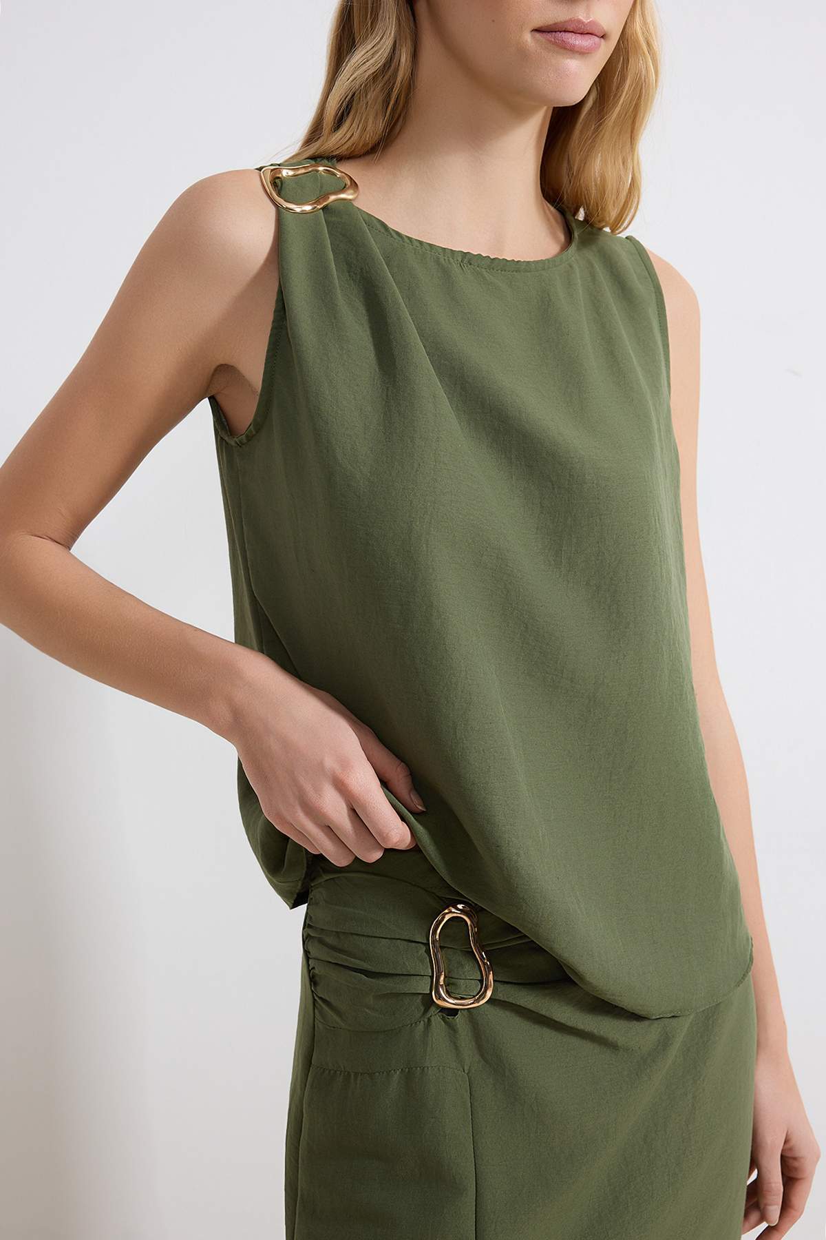 Trendyolmilla  Yeşil Aksesuar ve Yırtmaç Detaylı Bluz-Etek Dokuma Alt - Üst Takım TWOSS26AU00034 - Görsel 3