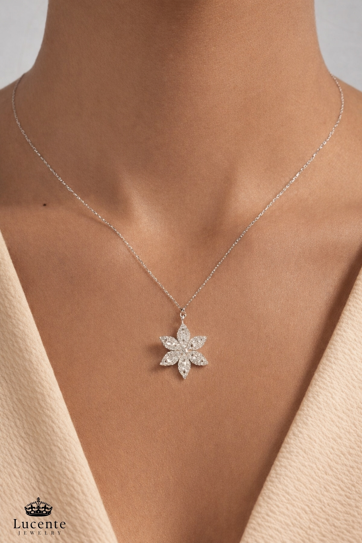 Lucente Jewellery Işıklı Hediye Kutulu 925 Ayar Baget Taşlı 6 Yapraklı Beyaz Lotus Çiçeği Luxury Serisi Gümüş Özel Gün Hediyesi 45 Cm Zincirli Sonsuz Yeniden Doğuş Arınma Dönüşüm ve İç Huzur Simgesi Küpe Hediyeli Kolye görsel 5