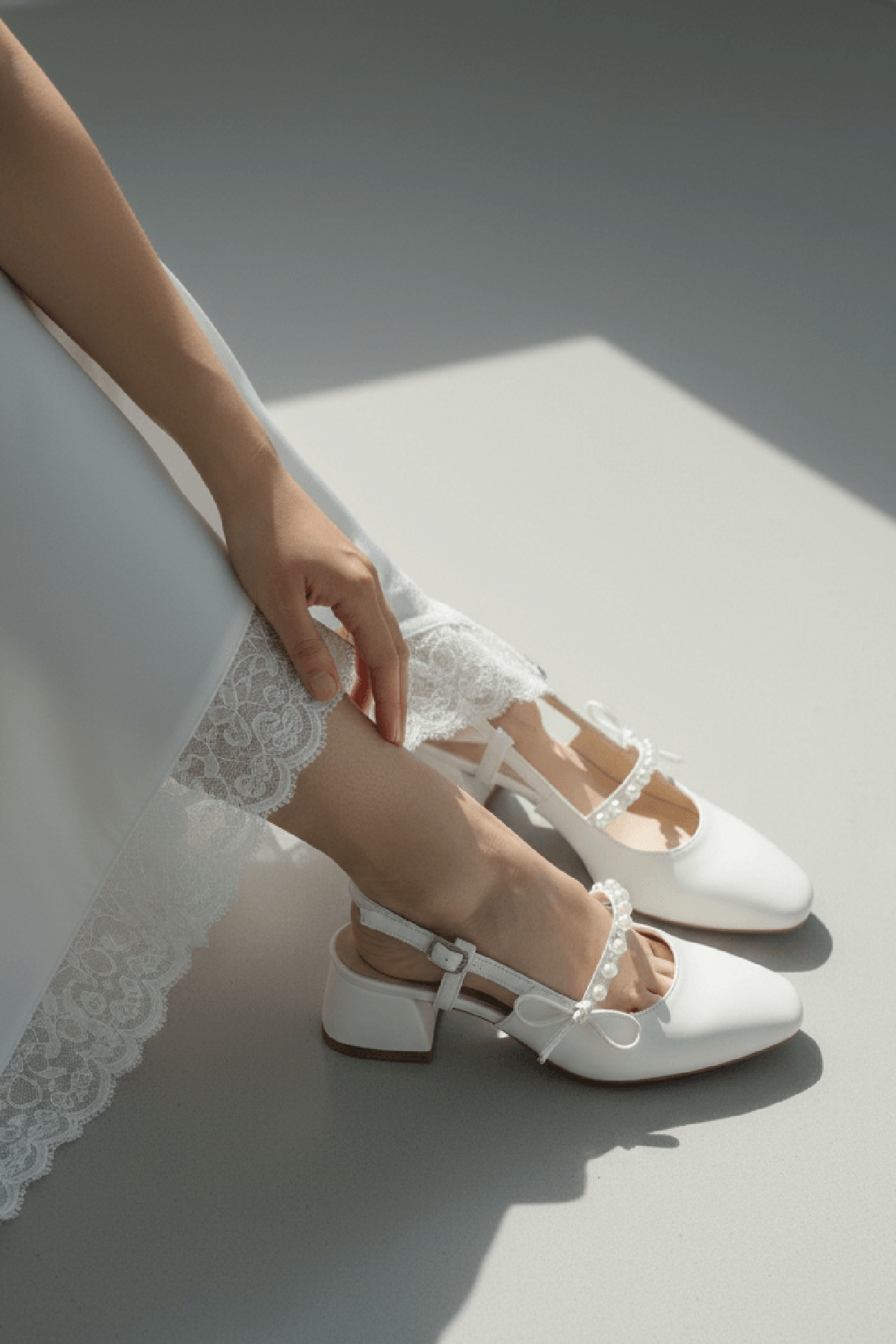 DİVOLYA  Melody Beyaz Rugan Fiyonklu İnci Detaylı (4 cm Topuklu ) Yuvarlak Burunlu Günlük Kullanım Ayakkabı - Görsel 5
