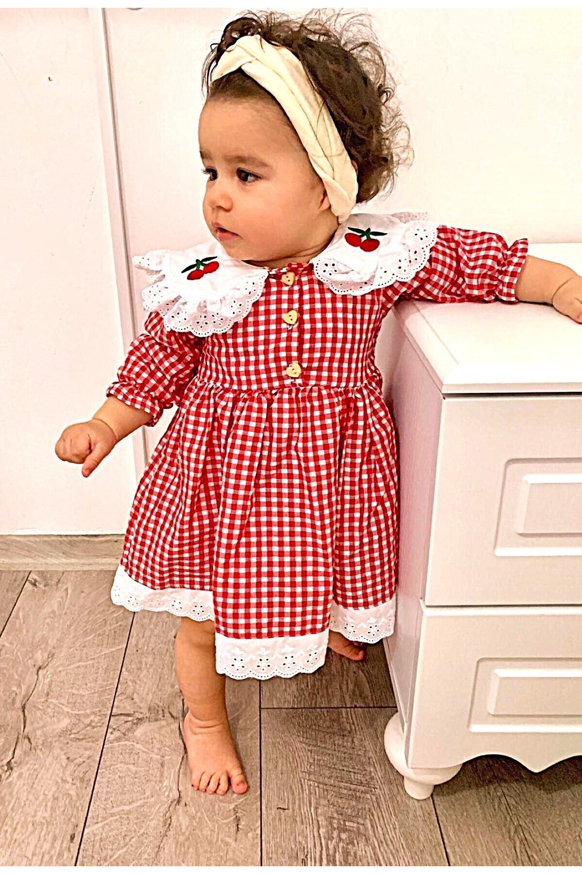 Minikiti Kız Çocuk Bebek Kırmızı Beyaz Pötikareli Kiraz Nakışlı Eteği Fistolu Fırfırlı Elbise fotoğrafı 4 (önizleme)