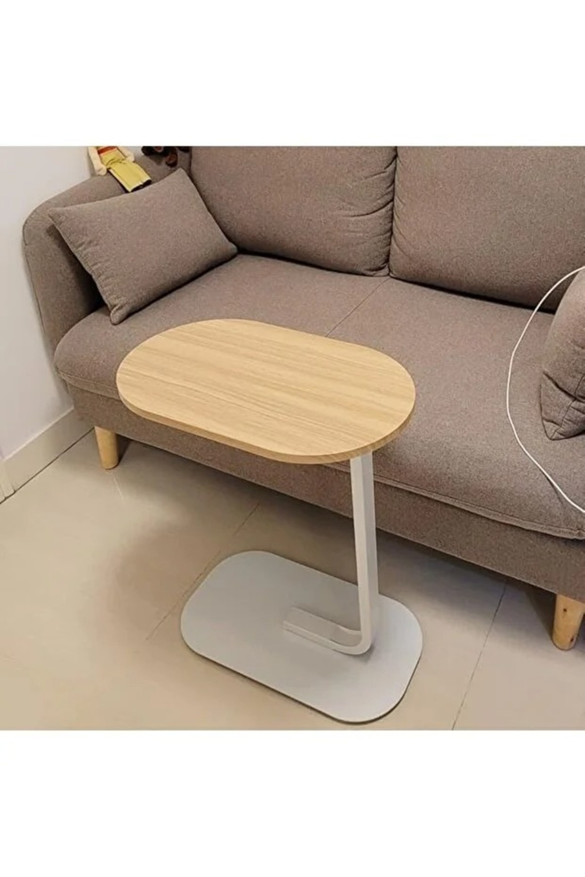 طاولة قهوة عصرية | طاولة جانبية علي شكل حرف سي سطح خشبي بني وهيكل معدني باللون الأسود 60x28x40 سم