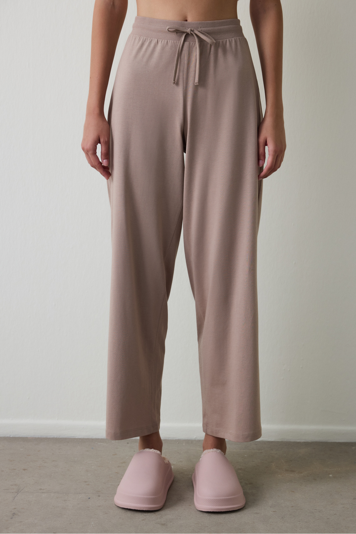 Penti Tmavo béžové teplákové nohavice s viazaním z bavlny s volným strihom na...