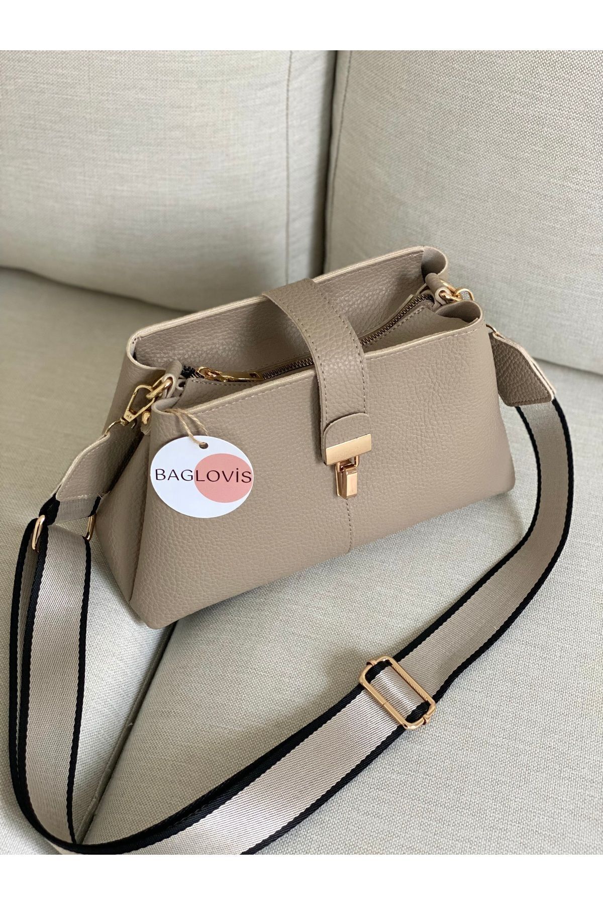 BAGLOVİS СУМКА ЧЕРЕЗ ПЛЕЧЕ З РЕМЕНЕМ НА СТОВПЧИКУ З СЕРИТОВОГО МАТЕРІАЛУ З ЗА...