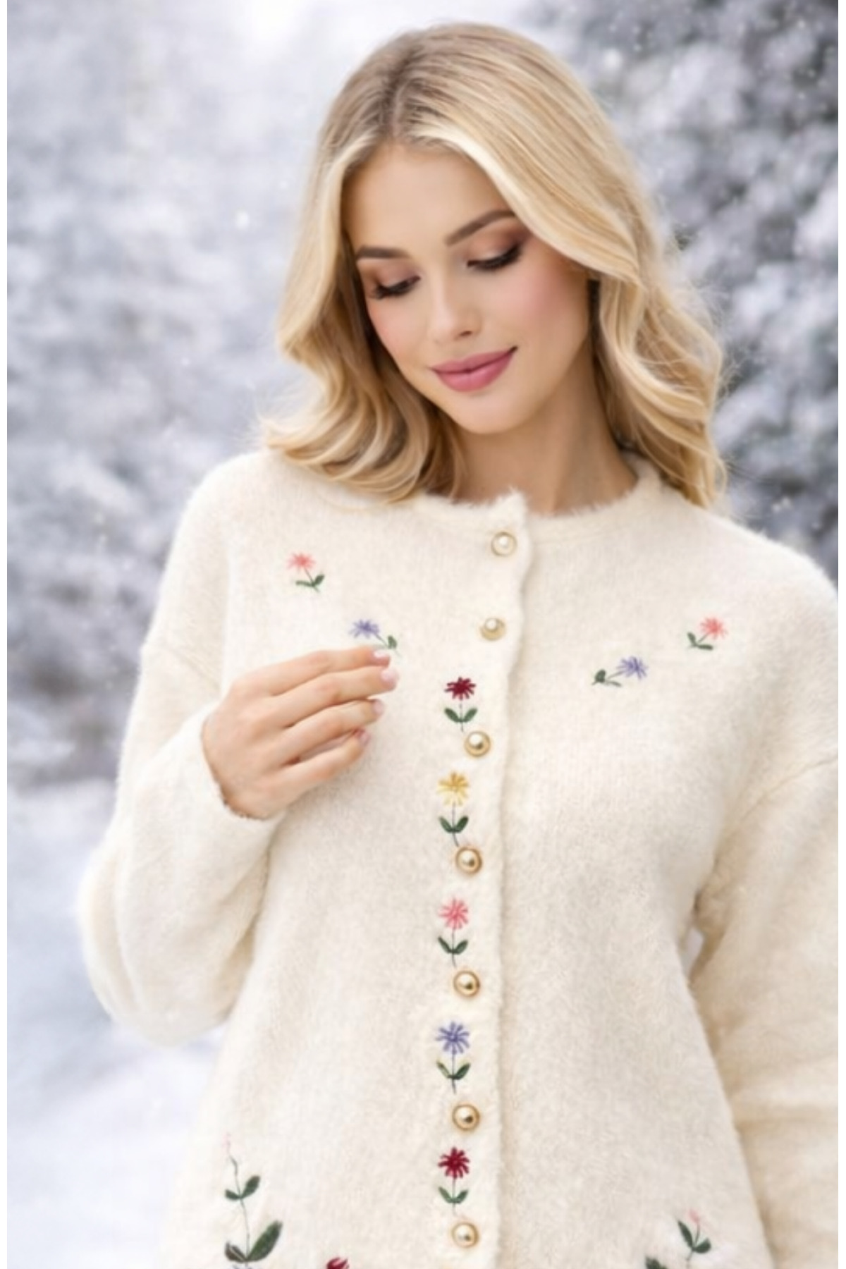 Elçelya Moda  Kadın Beyaz Angora Çiçek Nakışlı İnci Düğmeli Standart Hırka - Görsel 5