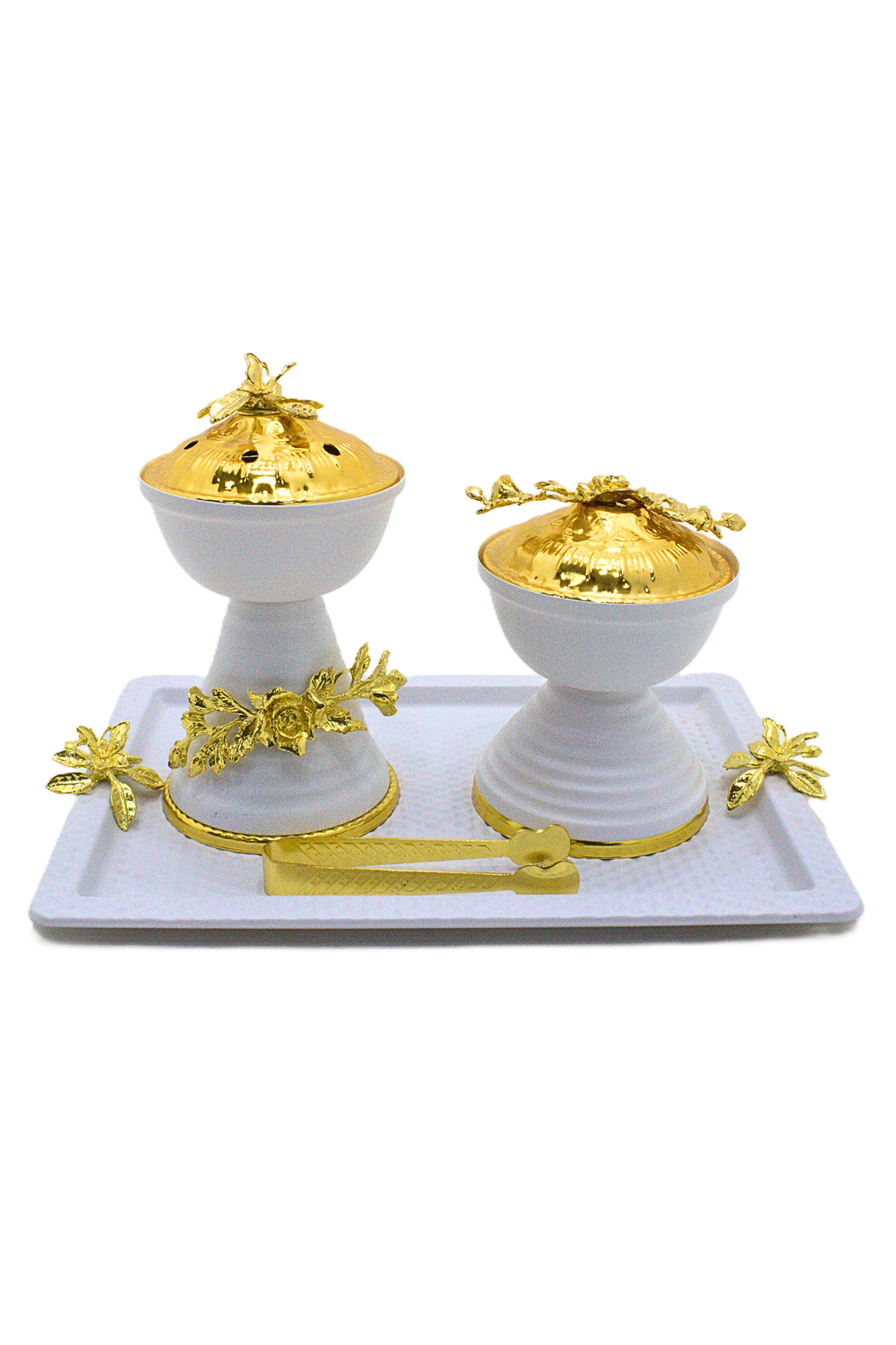 صينية بيضاء مع مجموعة بخور