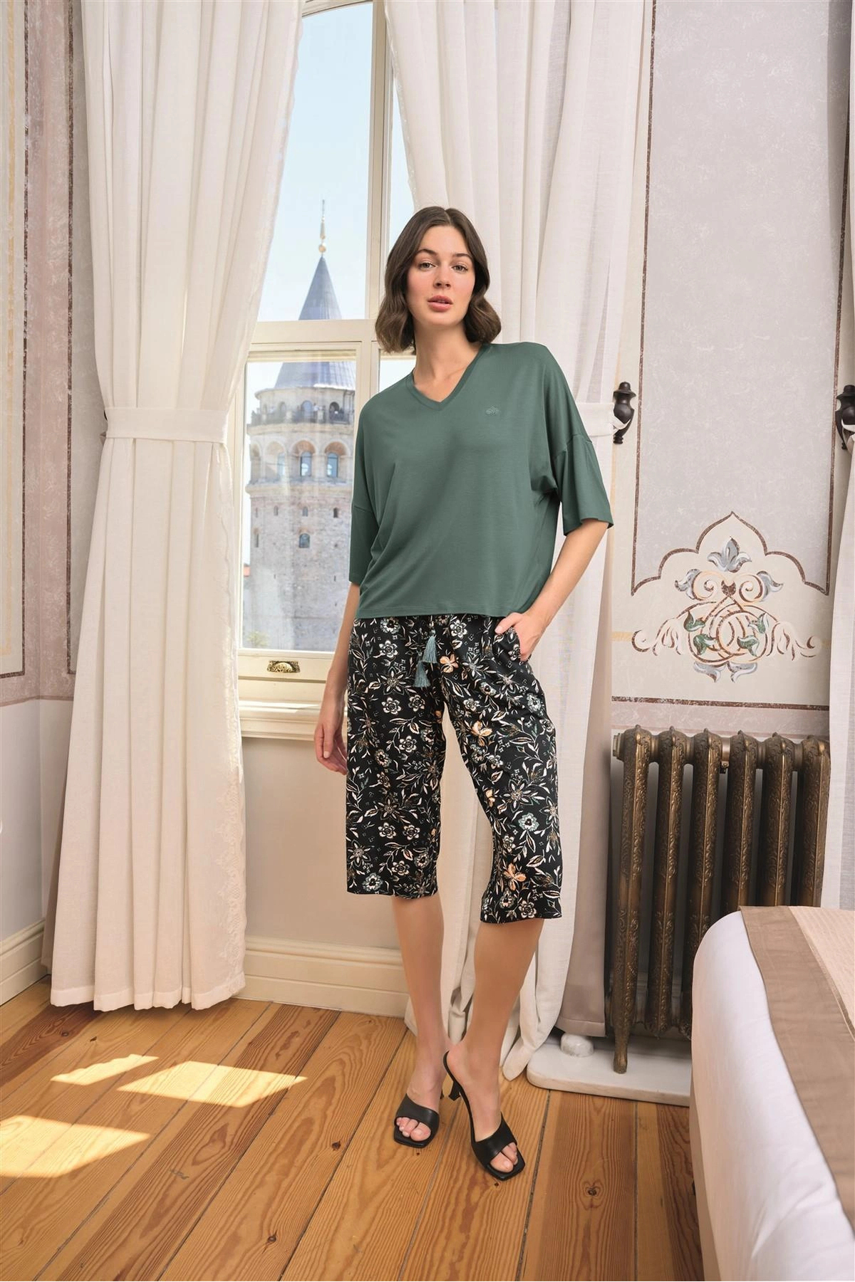 Aria's Closet Arias Closet Çiçek ve Yaprak Desenli V Yaka Büyük Beden Kapri Takımı