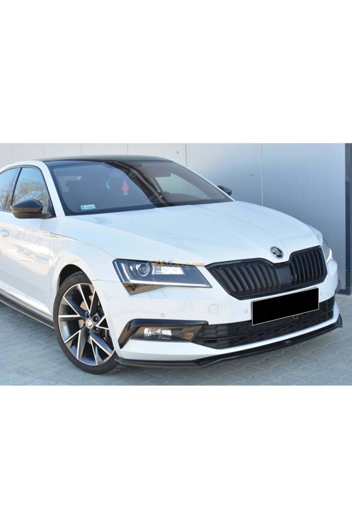 Skoda Superb B8 2015-2018 Makyajsız Kasa uyumlu Parlak Siyah plastik Ön Lip