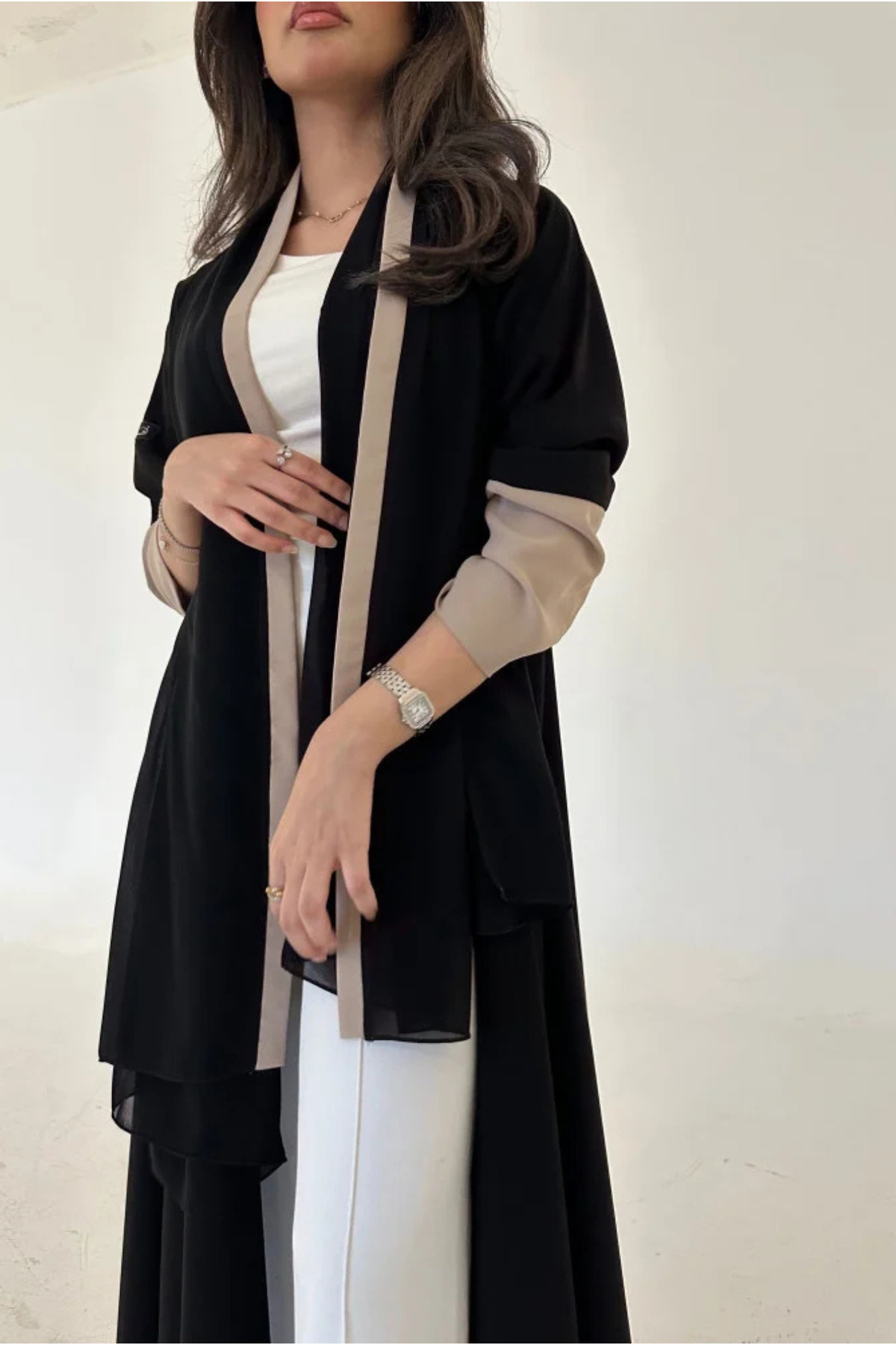 عباية نسائيه باكمام بلون البيج بتصميم انسيابي أنيق...