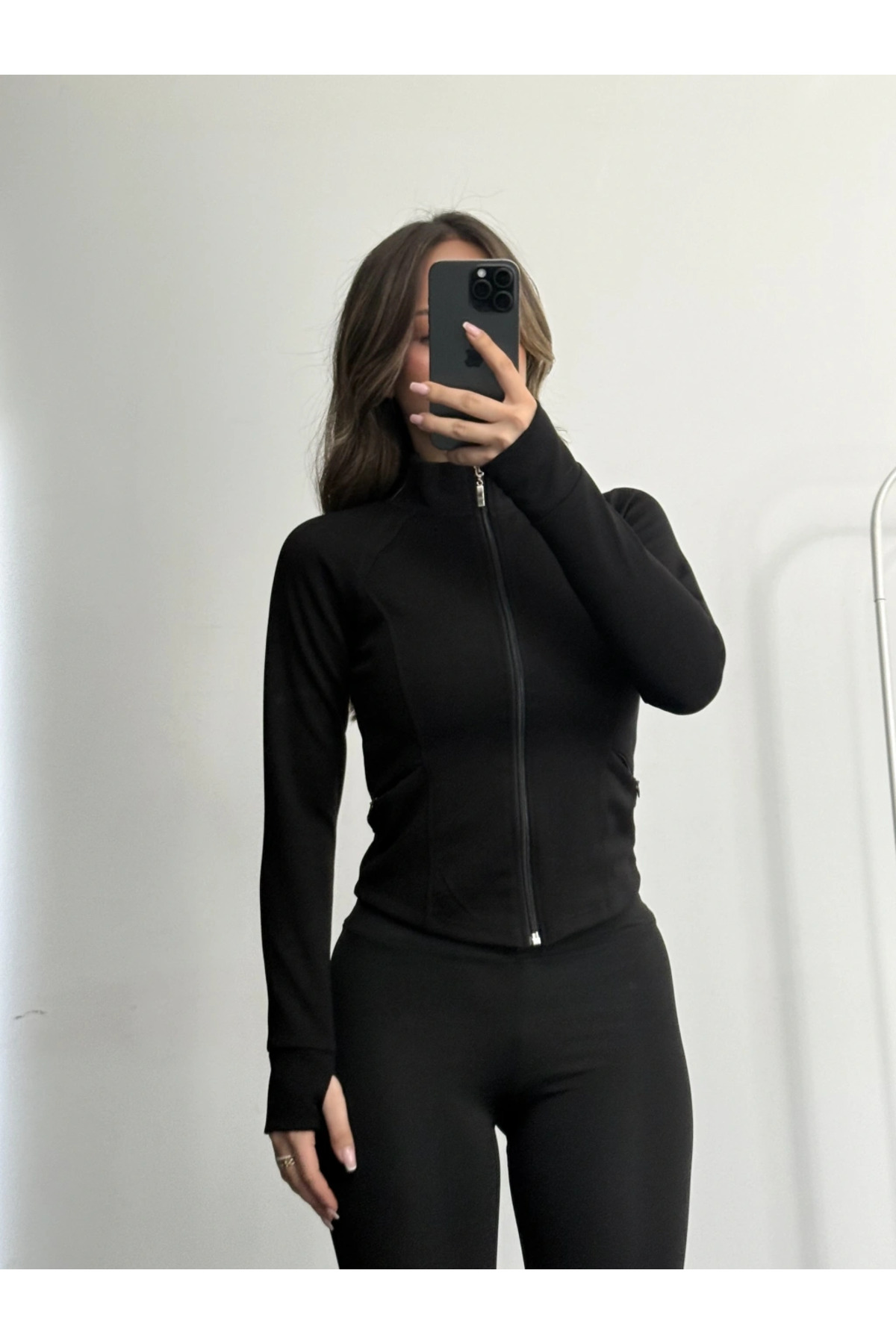 Butik Siyah Vücuda Oturan Fermuarlı Dik Yaka Spor Ceket-Parmak Geçirme Detaylı Cepli Vücudu Saran Ceket görsel 2