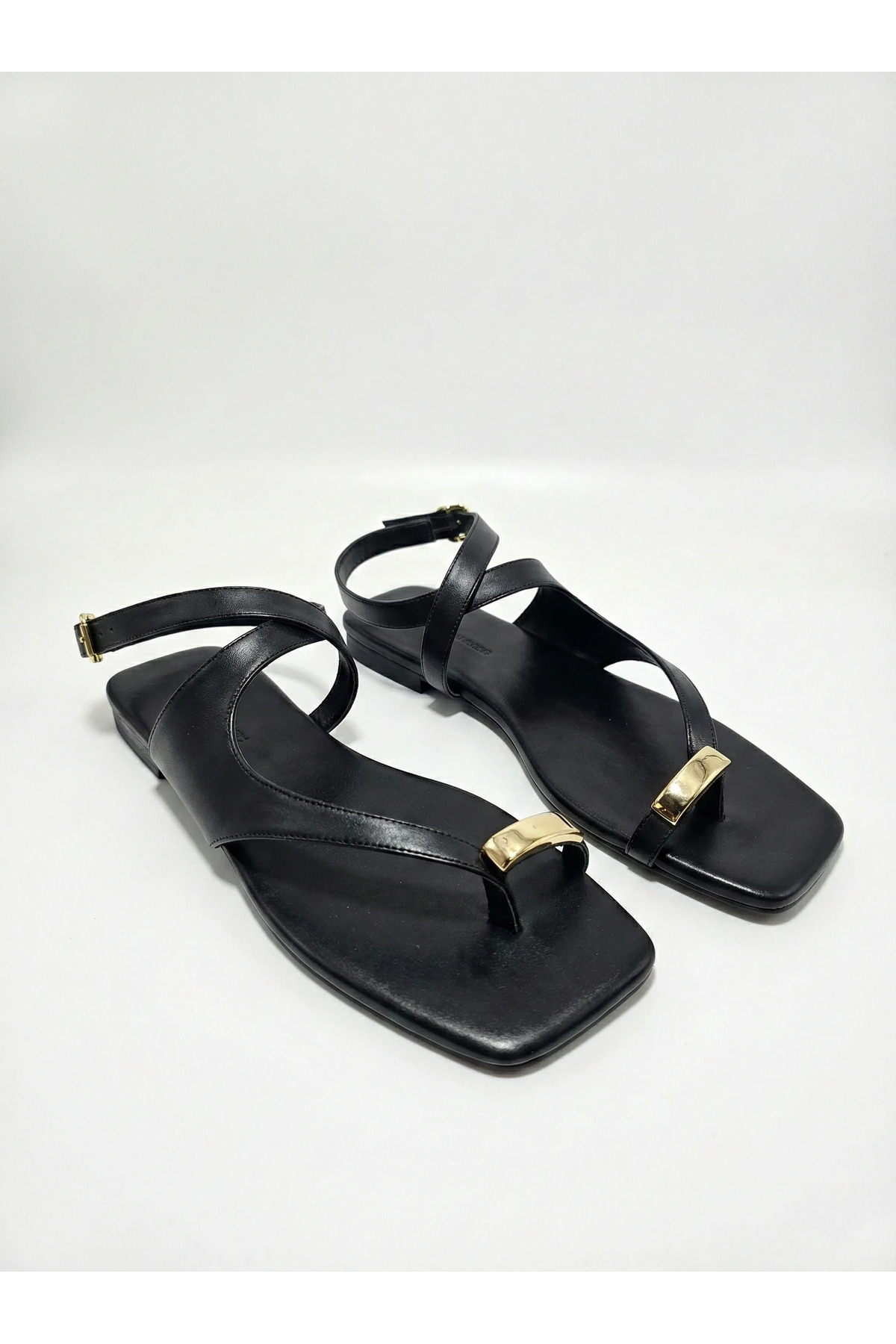 uqpe  Calvi Gold Detaylı Bilekten Bağlamalı Sandalet - SİYAH