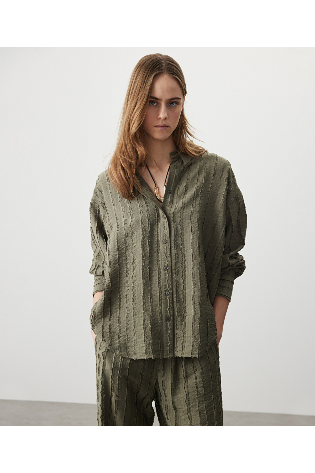 MISS IPEKYOL  Dokulu düşük omuz gömlek - Görsel 2