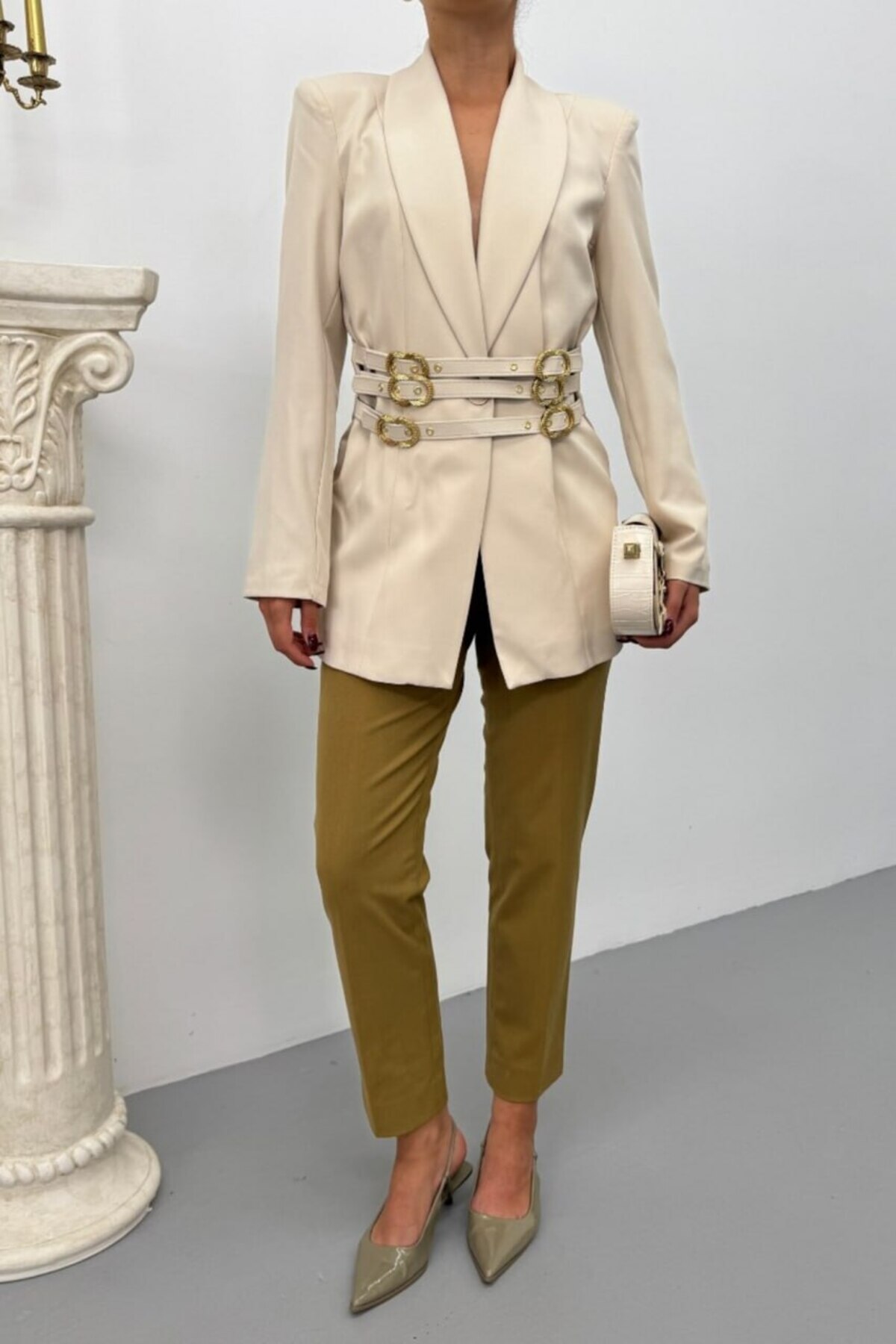 Women's Blazer with Gold Buckle Belt - Görsel 8