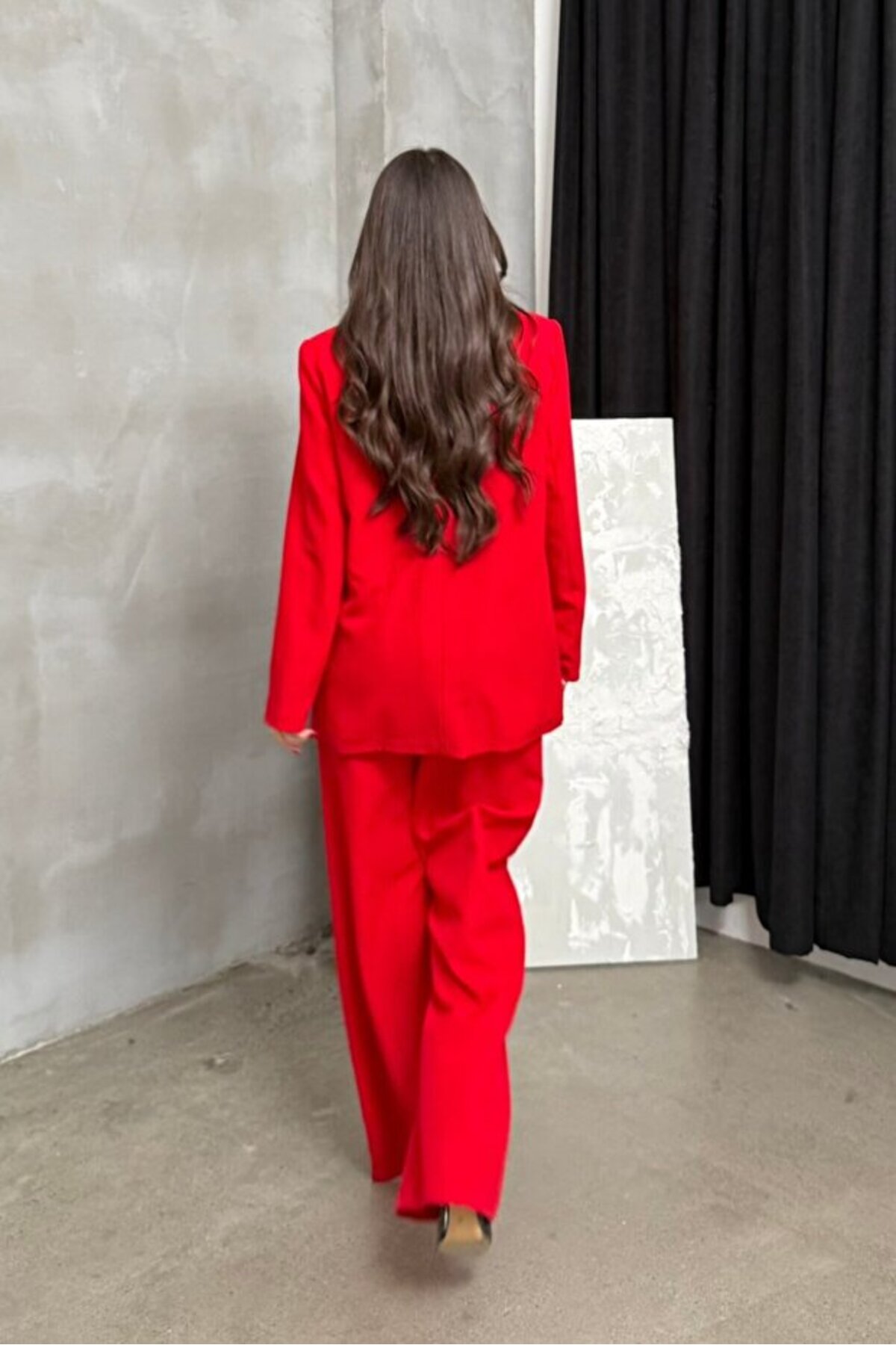 Ensemble veste et pantalon rouge pour femme avec accessoire rose détaillé - Görsel 8