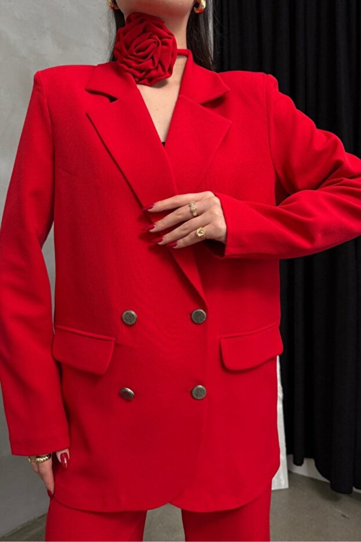 Ensemble veste et pantalon rouge pour femme avec accessoire rose détaillé - Görsel 7