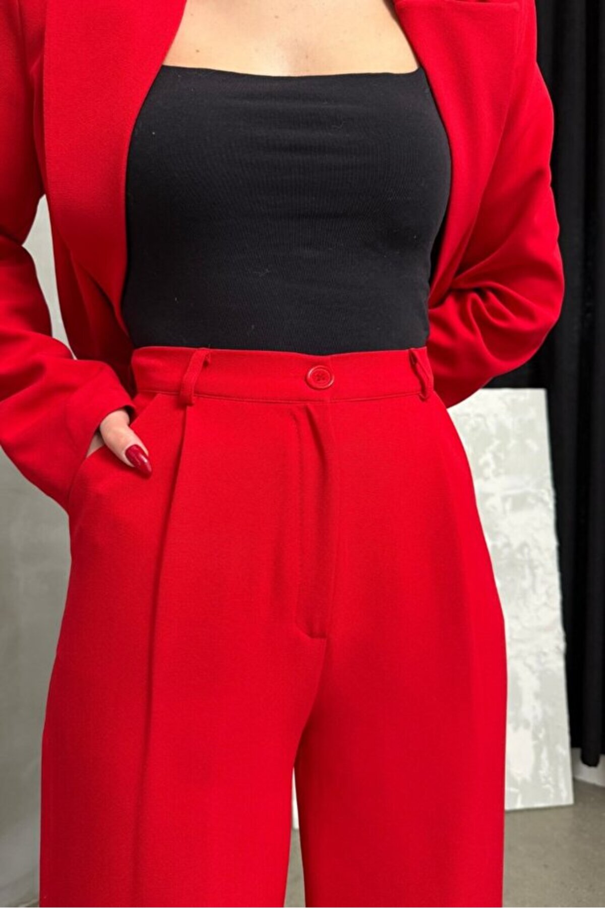 Ensemble veste et pantalon rouge pour femme avec accessoire rose détaillé - Görsel 6