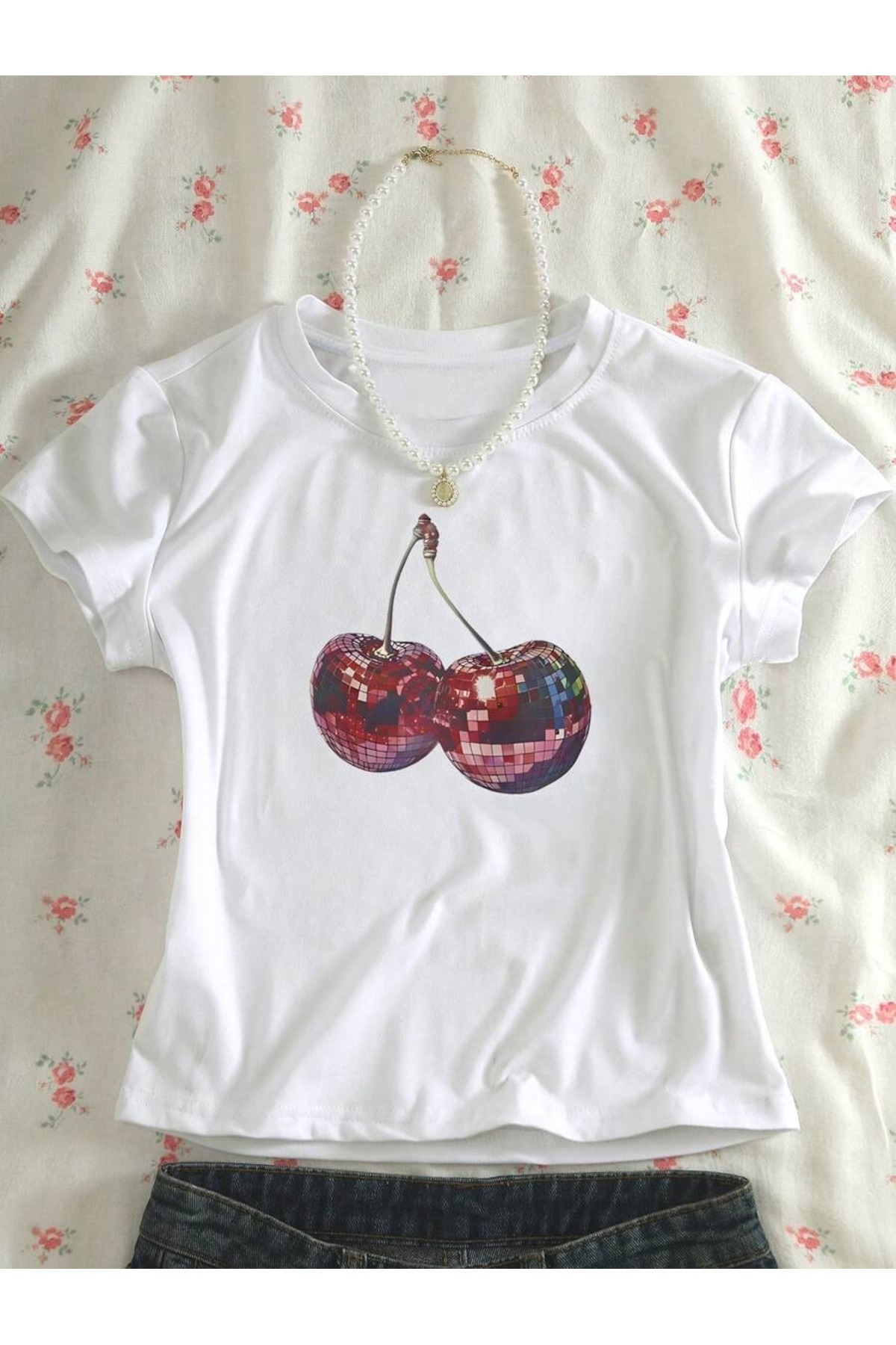 PALPİTO  Kadın Beyaz Parlayan Kiraz Baskılı Bisiklet Yaka Dar Crop Tshirt - Görsel 3